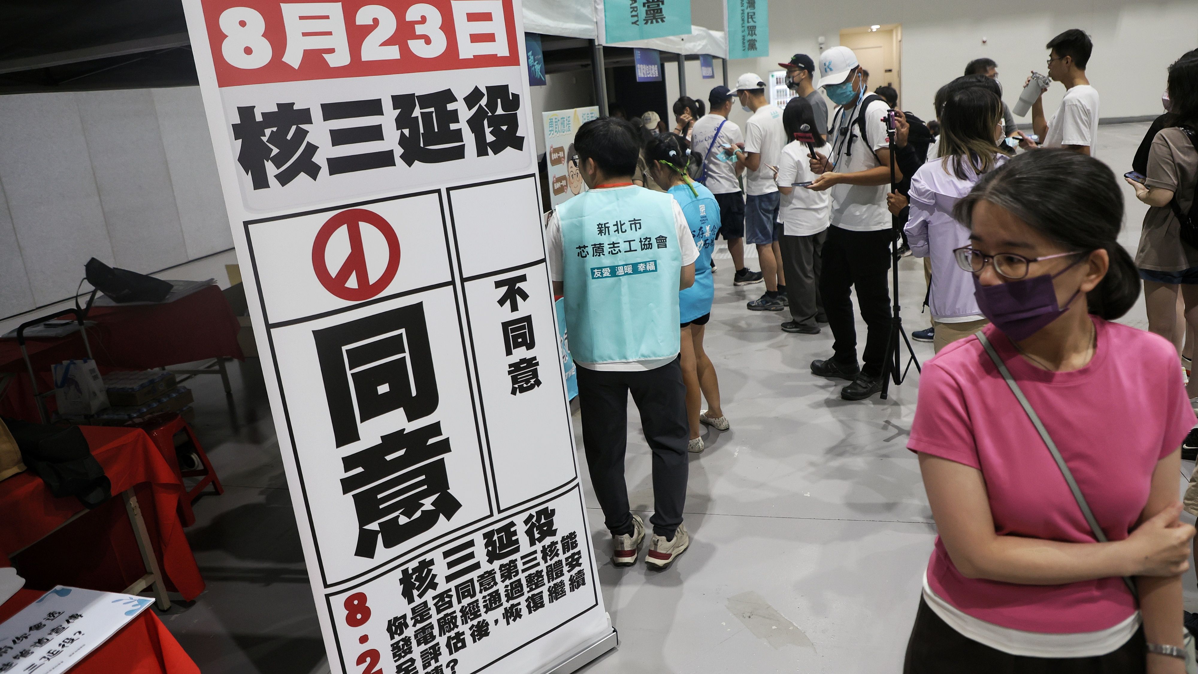 20250810-民众党10日、民众党创党6周年記念行事を行い、会場には核三延役公投宣伝摆设がありました。（柯承惠撮影）