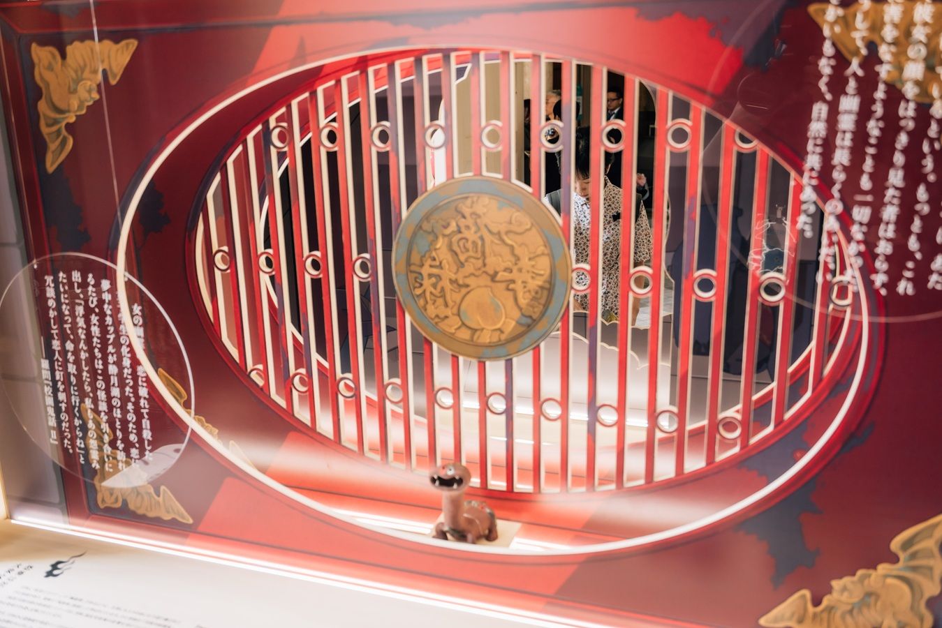 「魔幻臺灣—臺灣文學展」以3組雙面戲台打造，在觀展同時將隱約地與對面觀展的人形成對望之感。