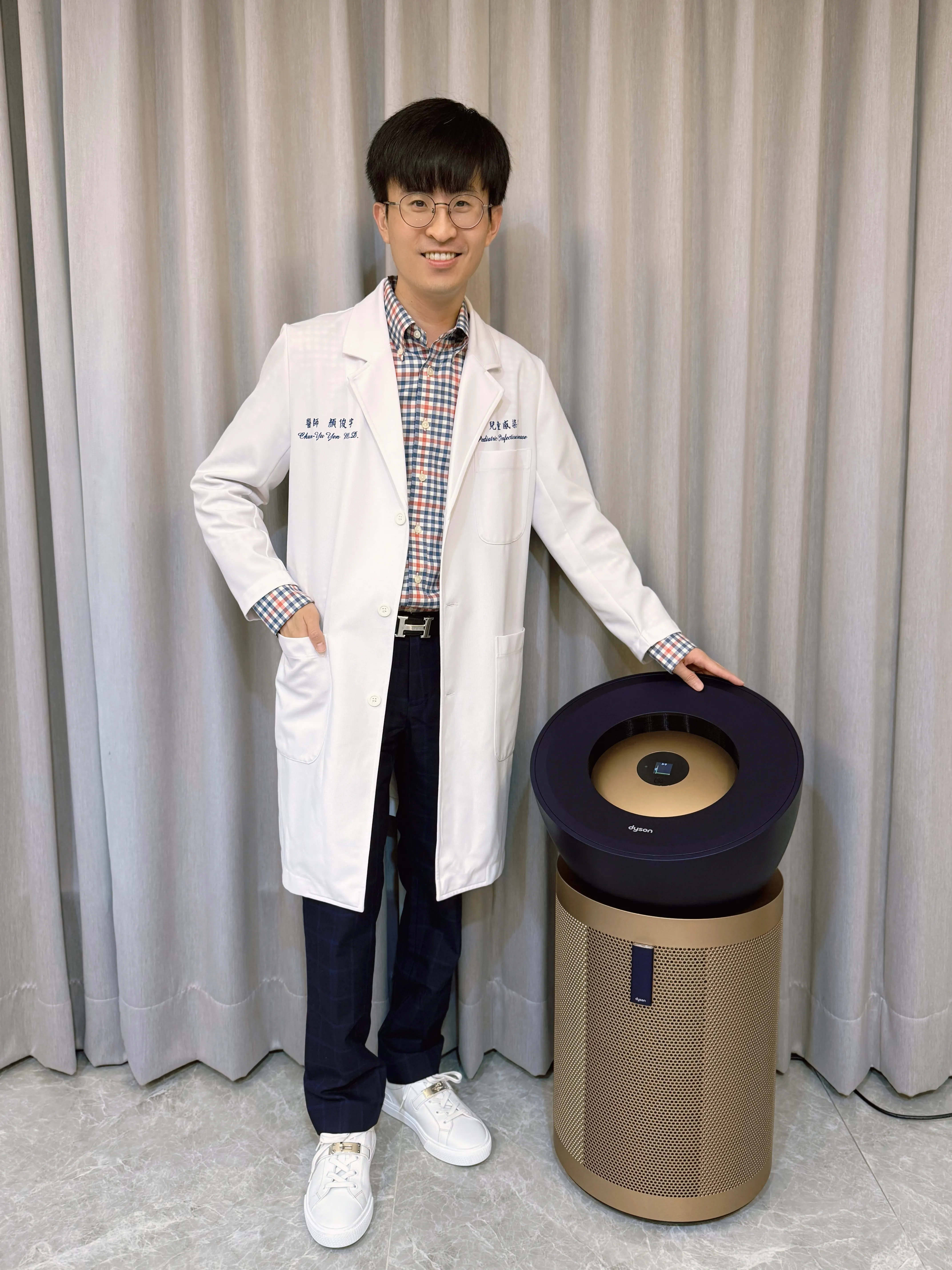 顏俊宇醫師說明，當過敏性鼻炎反覆發作，「全家都過敏」的案例就變得相當常見，民眾往往會誤以為只是季節變化造成，他提醒不要疏忽室內空氣污染的重要關聯。（攝影_蔡孝如）