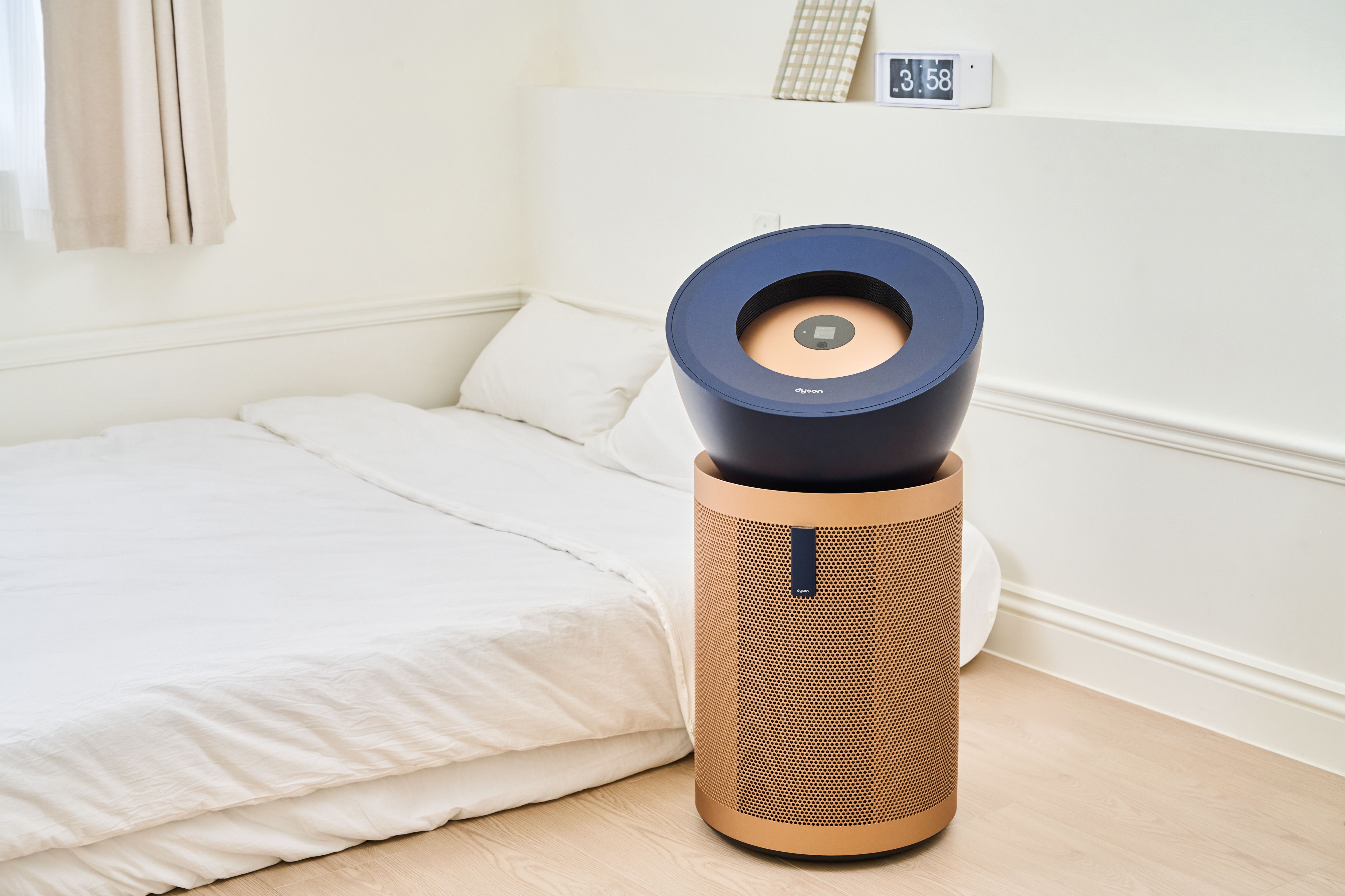 Dyson新推出的強效極靜甲醛偵測空氣清淨機BP04不僅可永久消滅甲醛，還能捕捉寵物氣味和皮屑，適合母嬰與寵物的家庭。（攝影_蔡孝如）