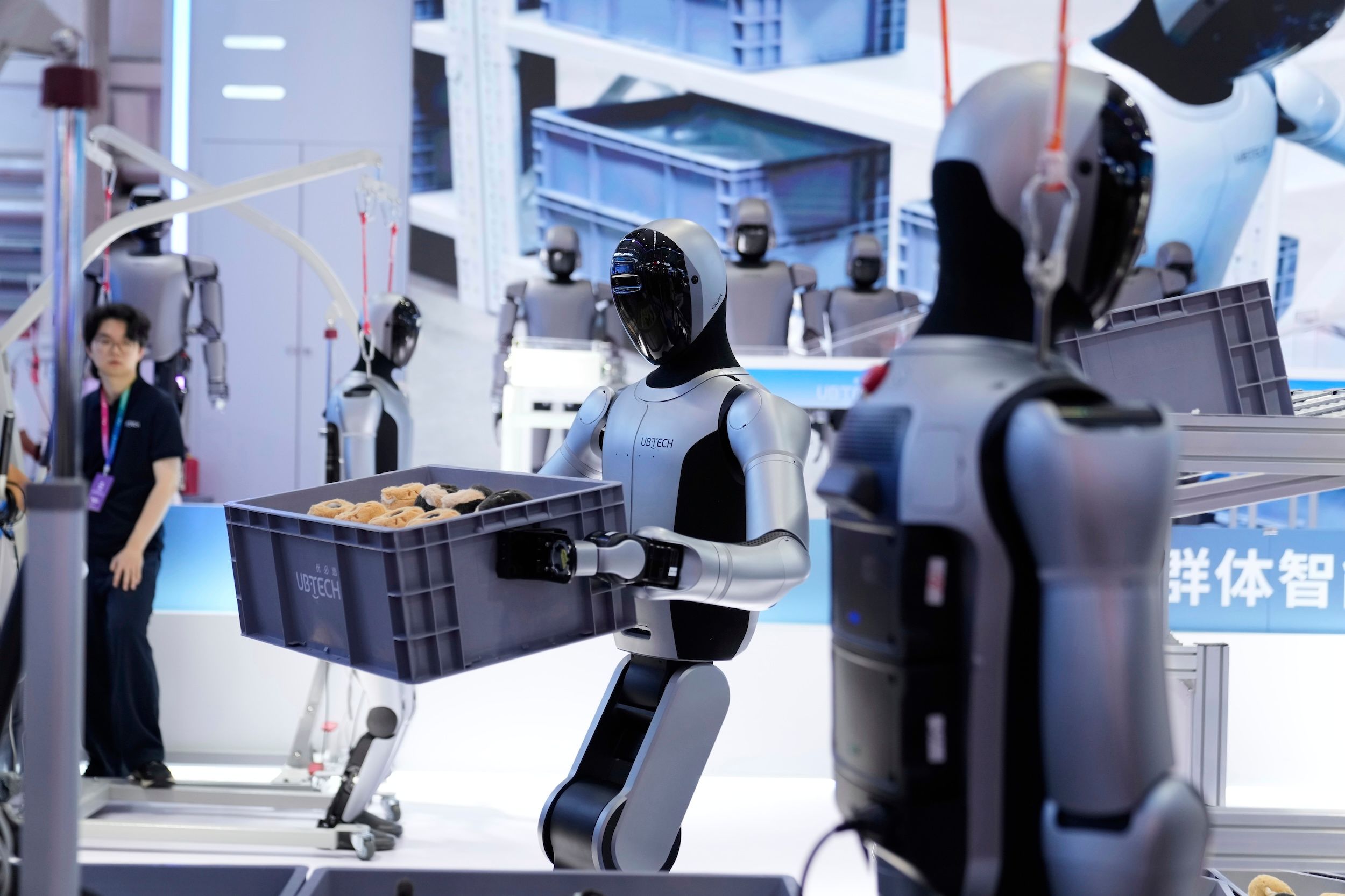 2025年8月8日，中國北京2025世界機器人大會首日，一台人形機器人正在搬運箱子。（美聯社）