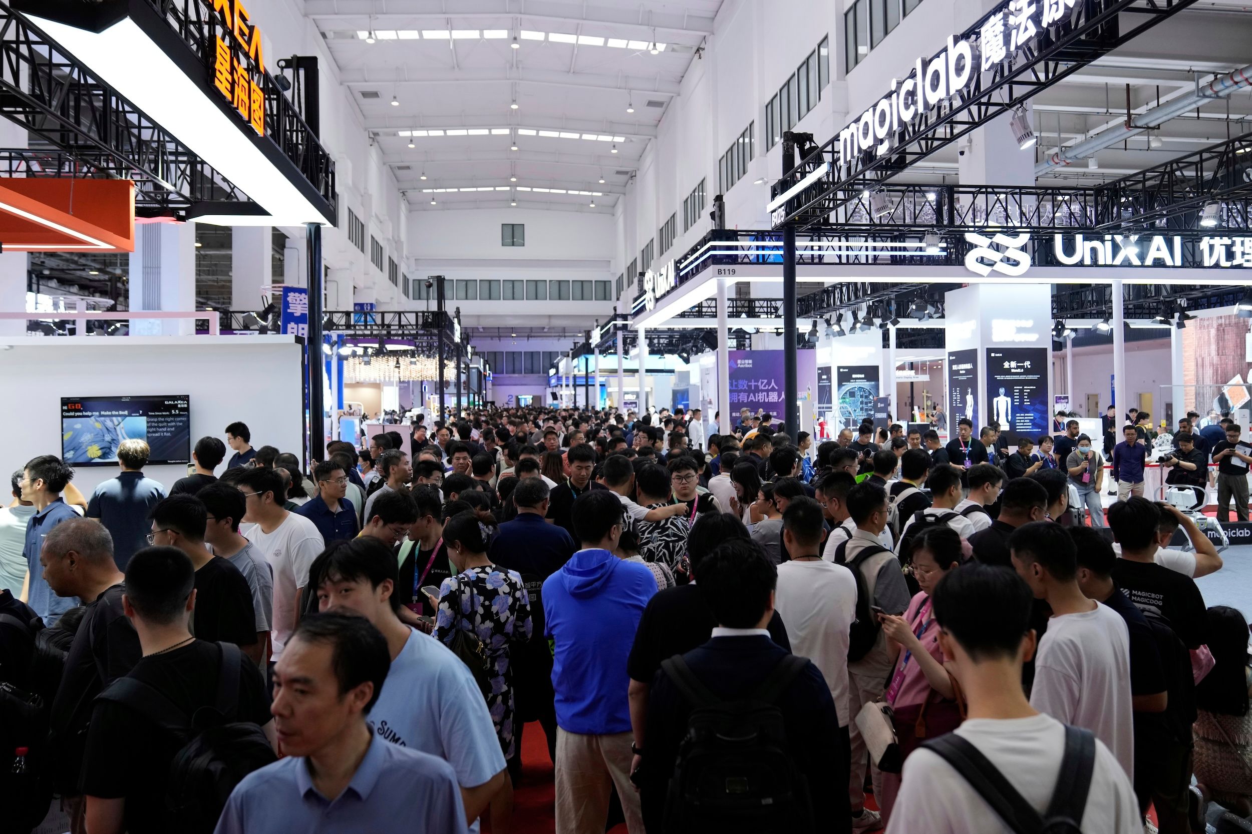 2025年8月8日，參觀者抵達中國北京2025世界機器人大會首日會場。（美聯社）