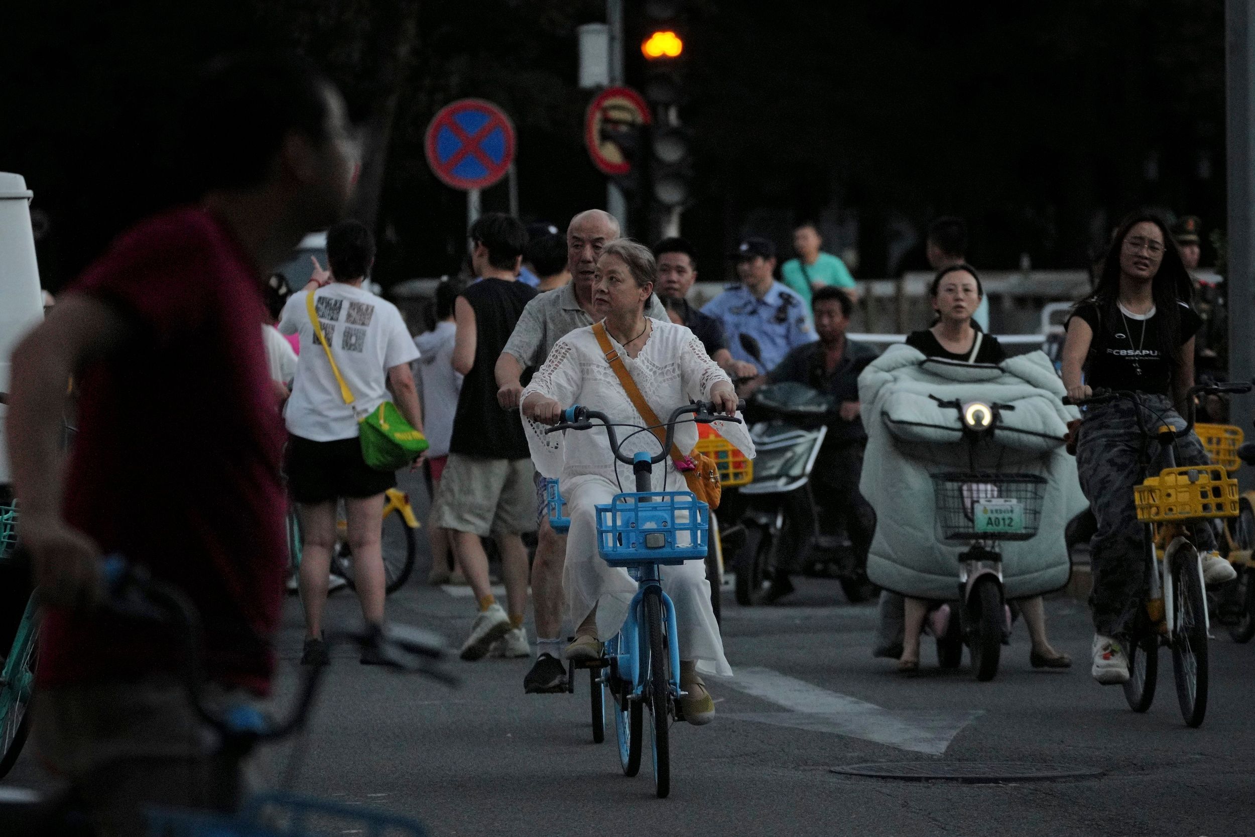 2025年8月9日，北京長安街一帶因軍事閱兵彩排封路，民眾在警察封鎖道路後離開。（美聯社）