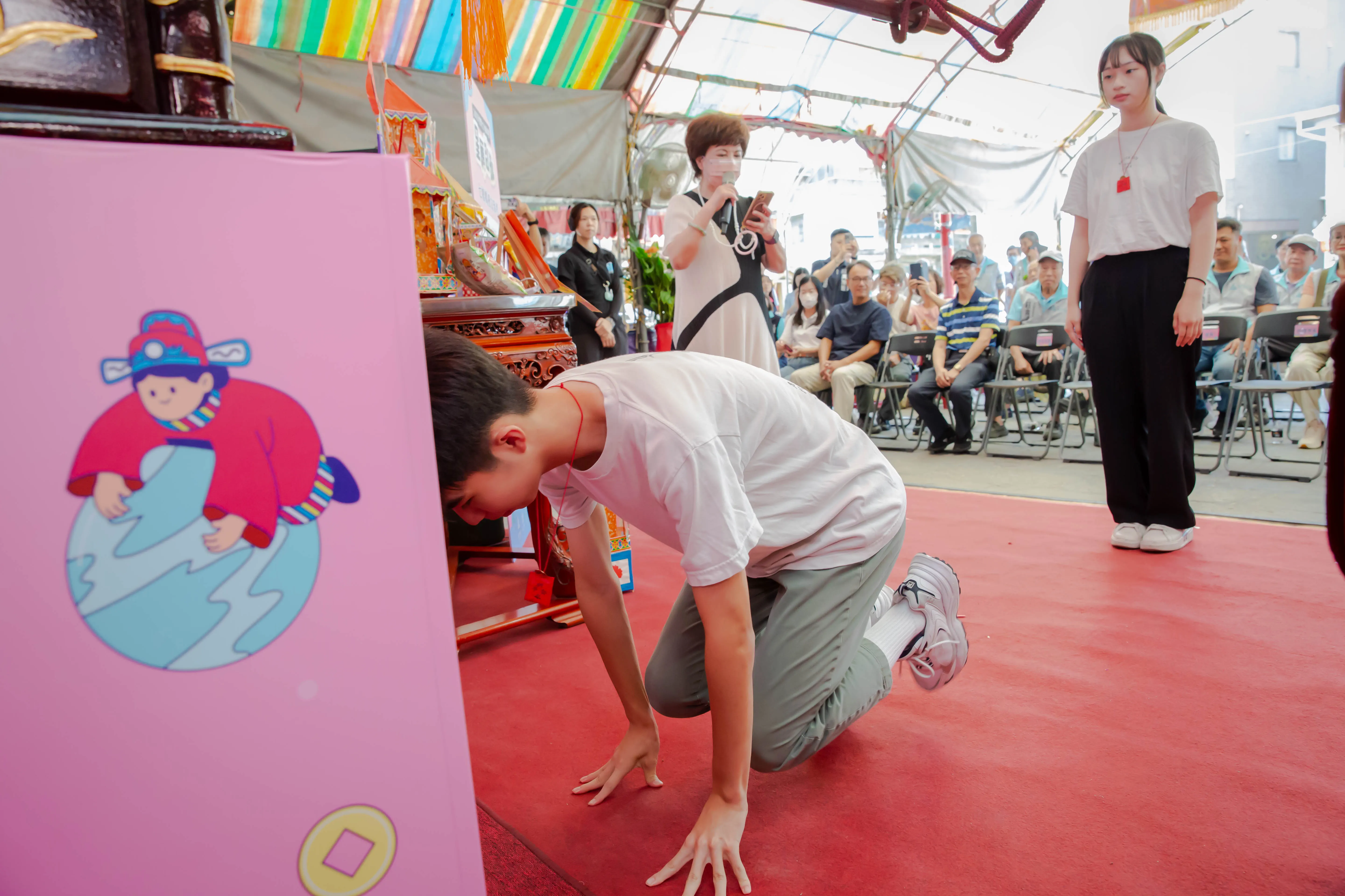 竹蓮寺「做十六」成年禮儀式，年滿16歲的青少年跪爬過「七娘媽亭」。（圖／新竹市政府提供）