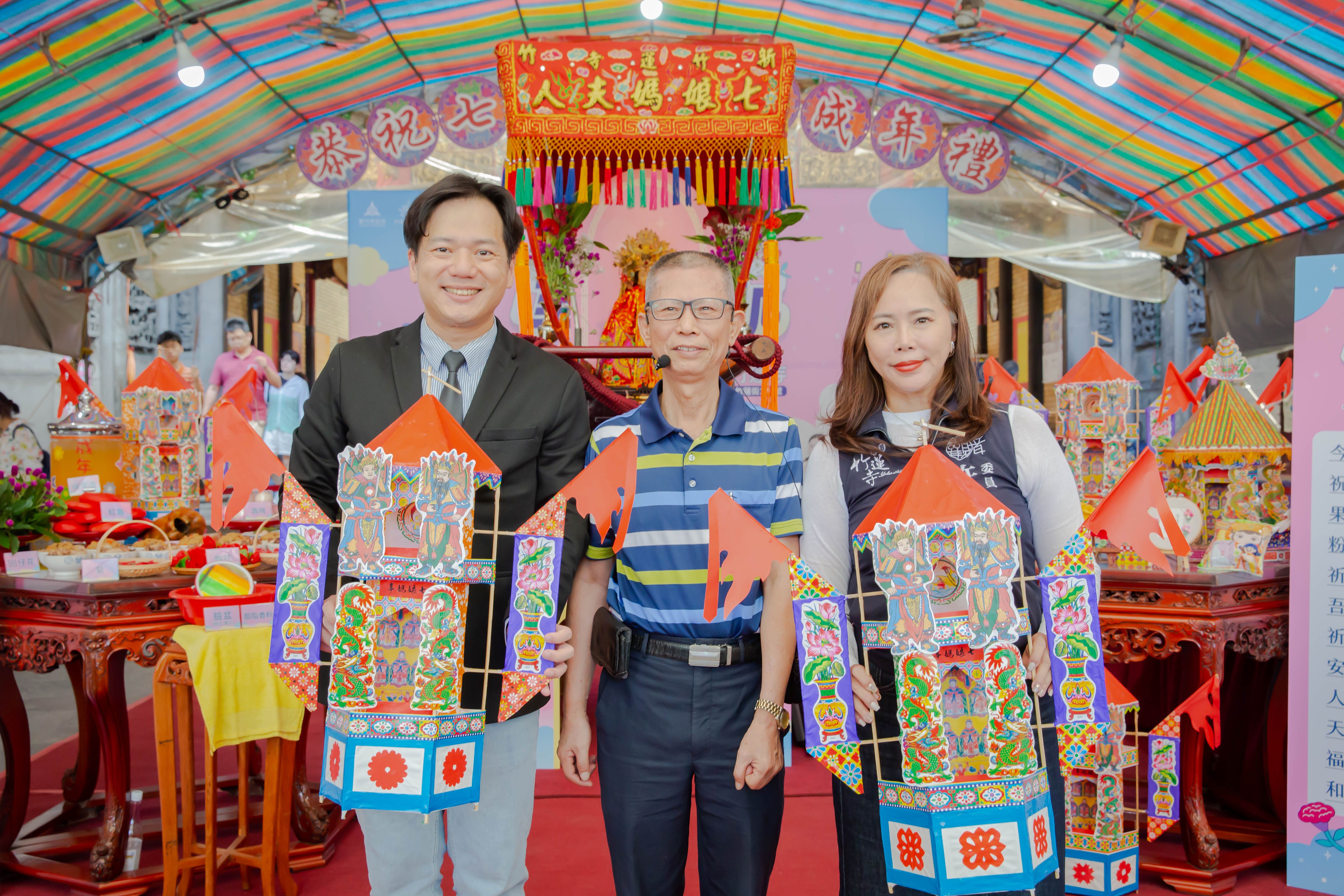 糊紙工藝師張徐沛（中）分享七娘媽亭糊紙技術。（圖／新竹市政府提供）