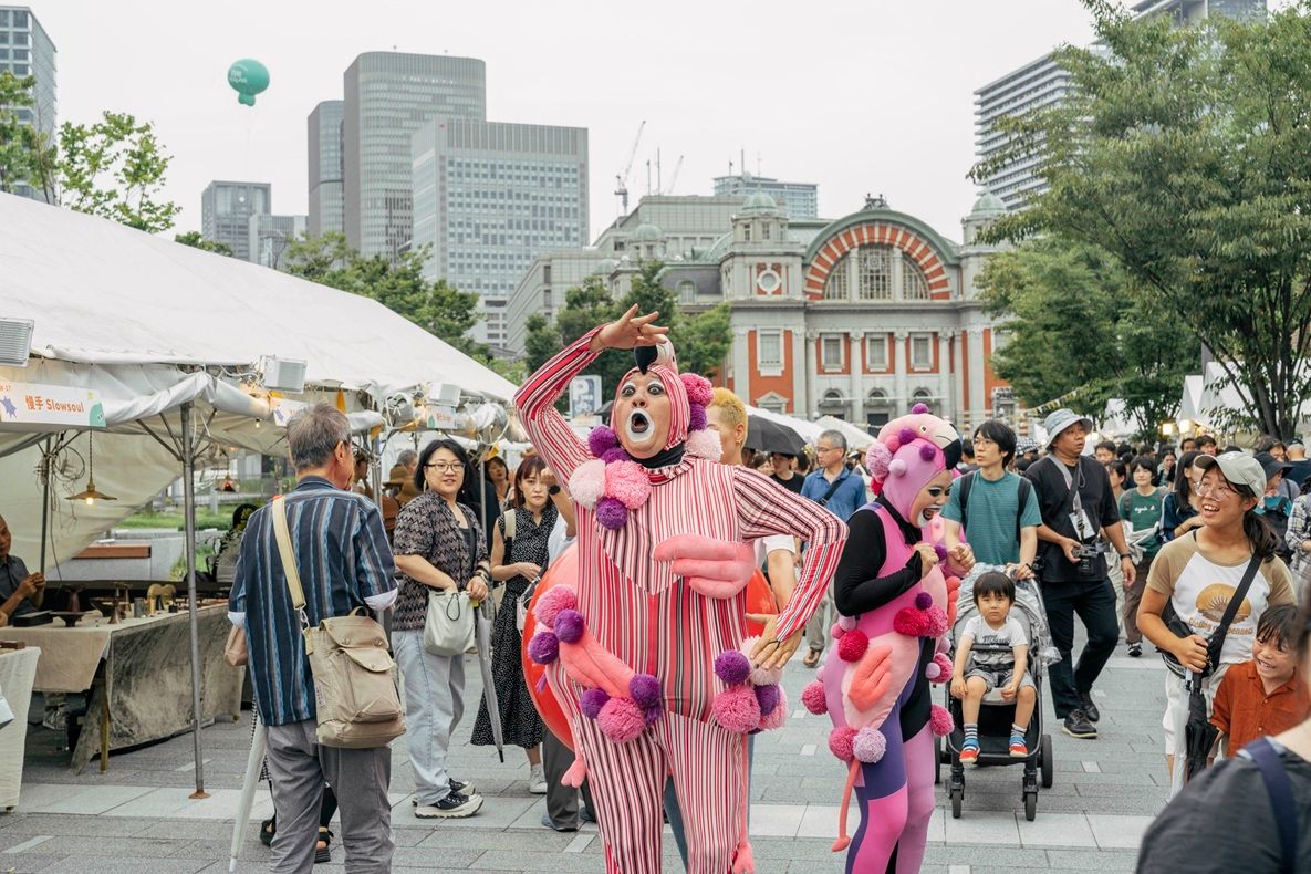 野孩子肢體劇場不定期穿梭在市集人潮中，繽紛鮮明的藝術行動也點亮百攤臺灣味。