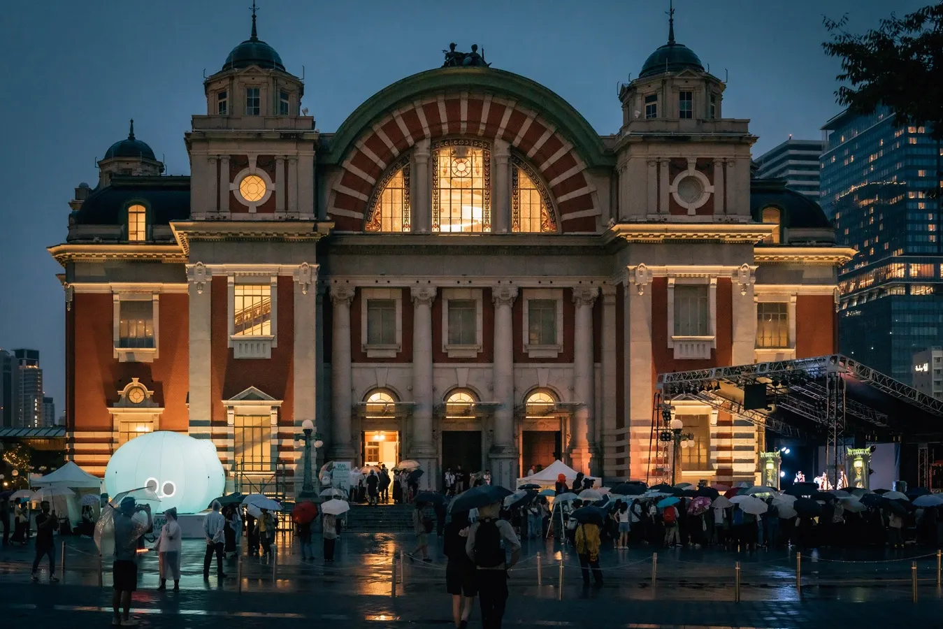 民眾熱切參與「We_TAIWAN」不因下雨停歇，在公會堂前a-We，也陪伴著大家。