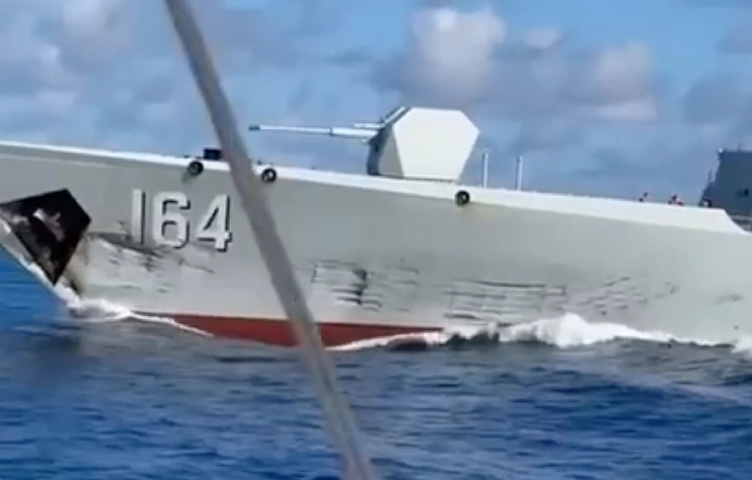 撞上自家海警船的桂林號軍艦。（美聯社）