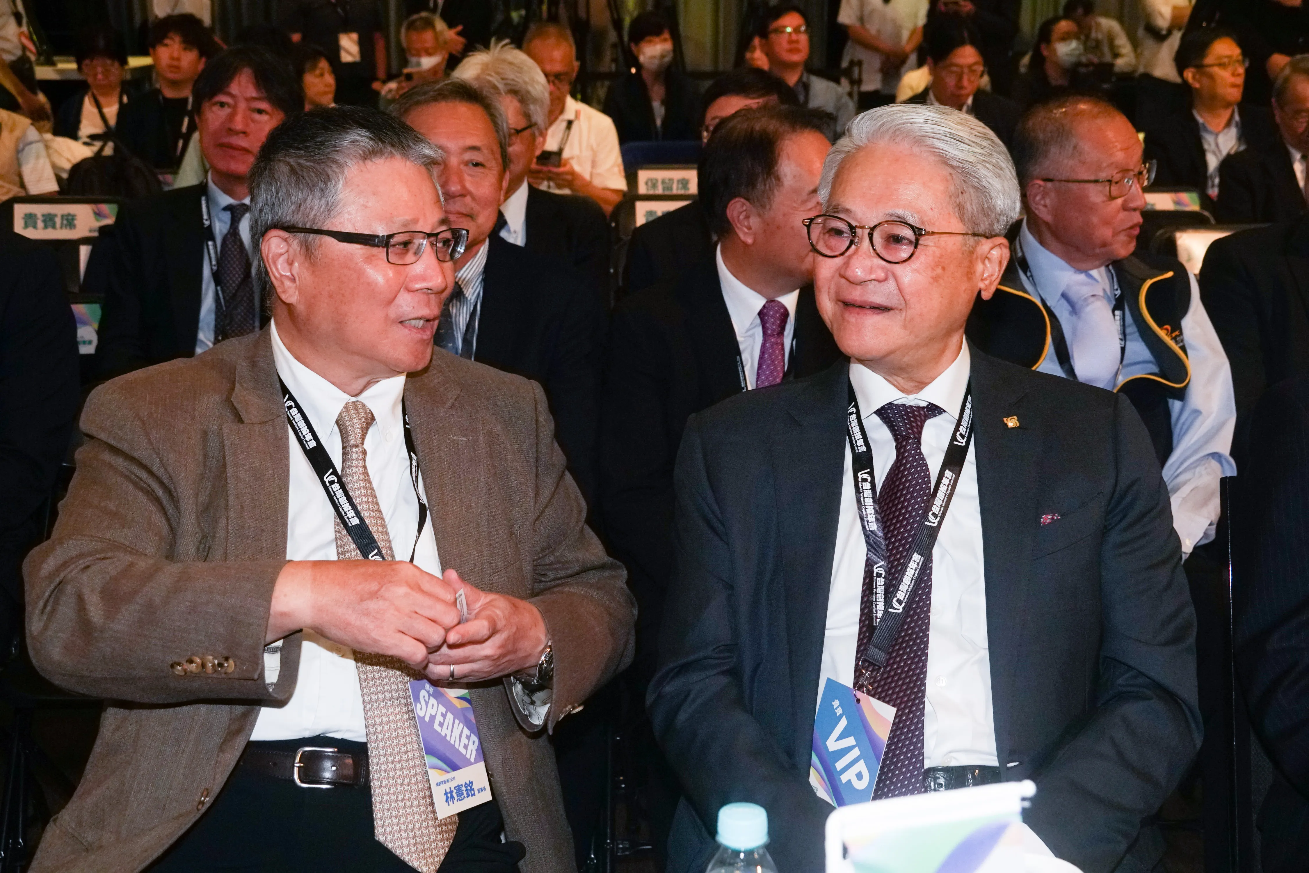 20250812-緯穎科技董事長林憲銘（左），台新金控董事長吳東亮（右）出席2025台灣創投年會。（蔡親傑攝）