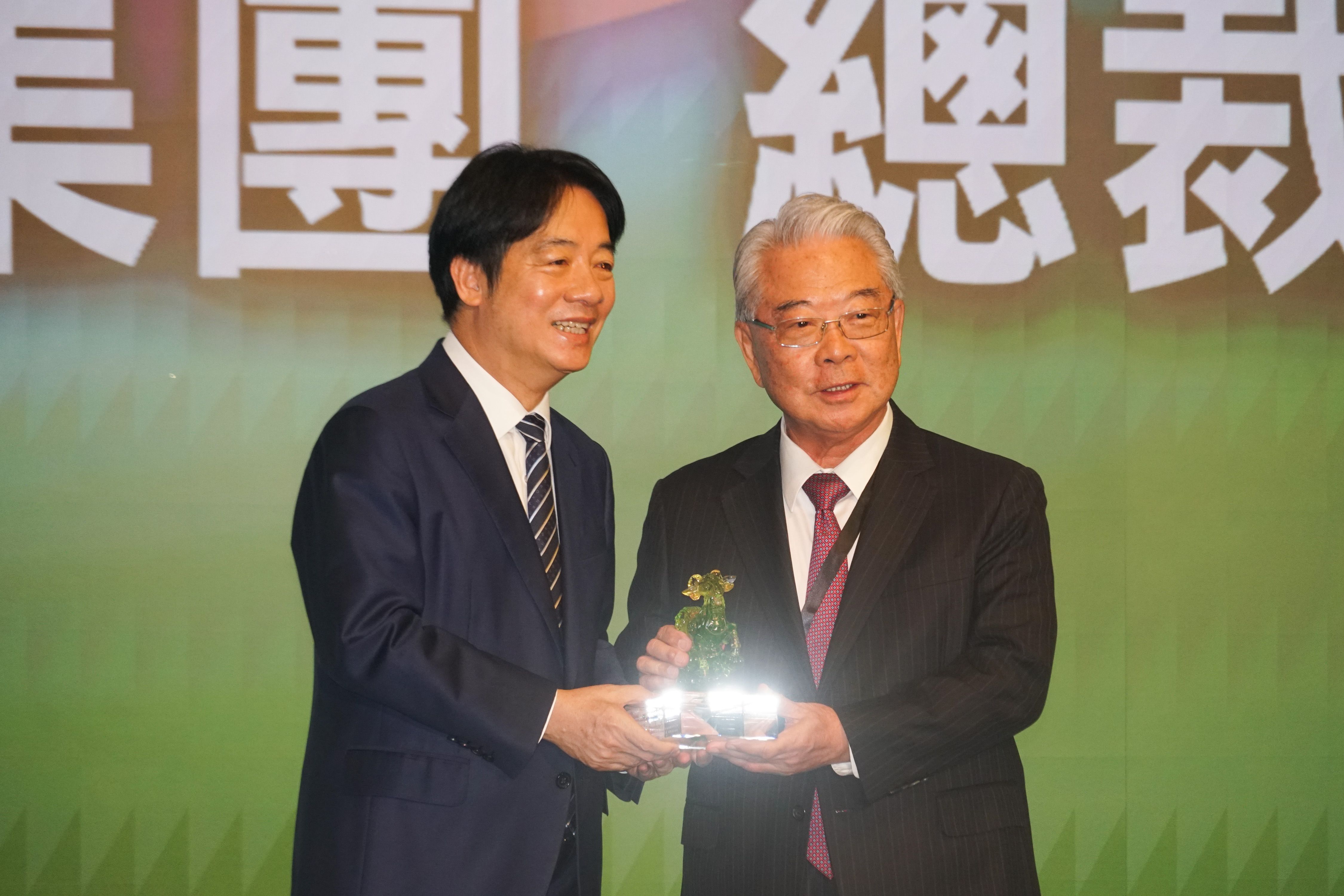 20250812-總統賴清德（左）出席2025台灣創投年會，並頒發終身成就獎給金仁寶集團總裁許勝雄（右）。（蔡親傑攝）