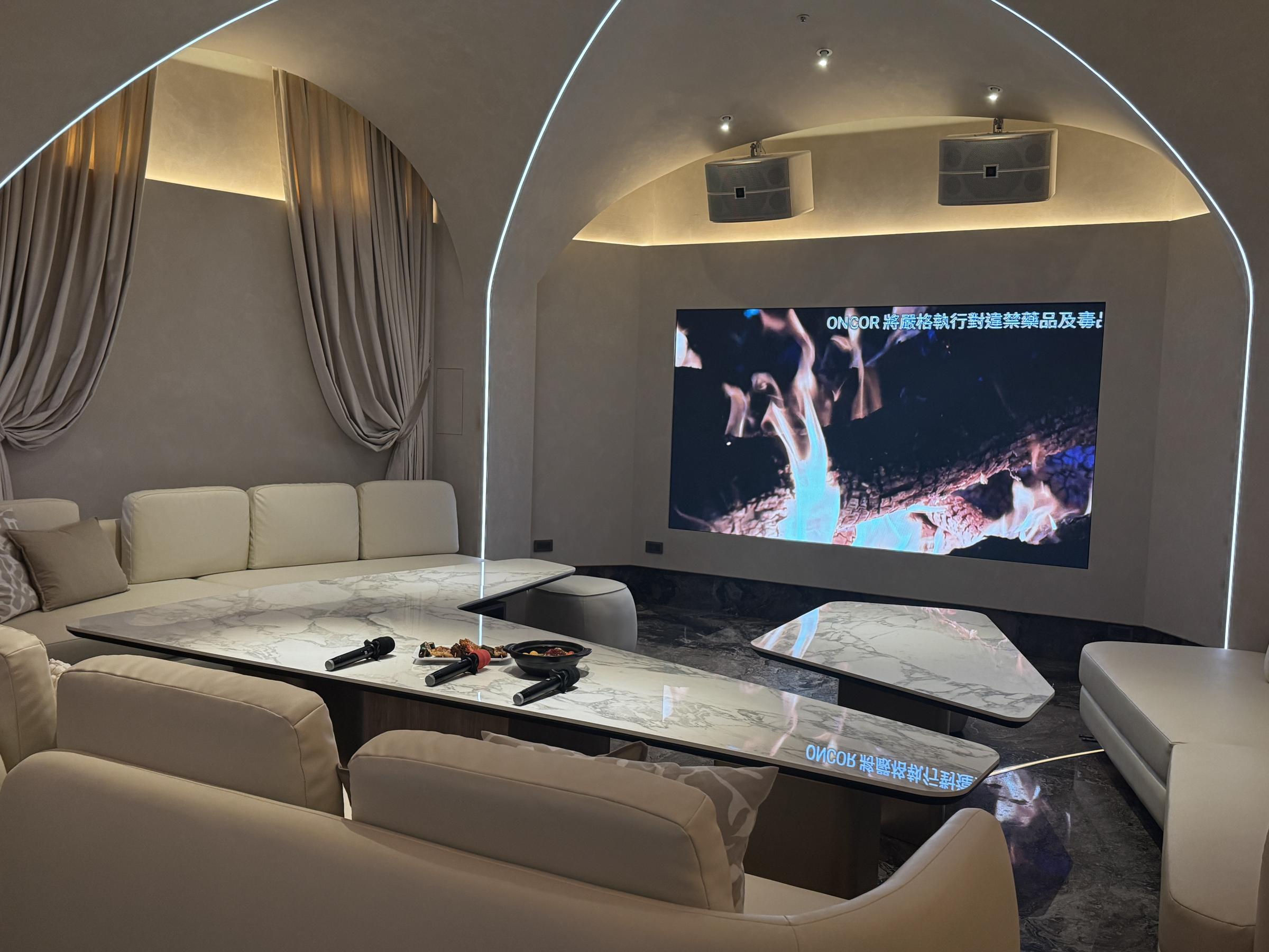 20250812-ONCOR的大包廂都可以容納超過20人以上，是一個隱密的聚會地點。（劉芯衣攝）