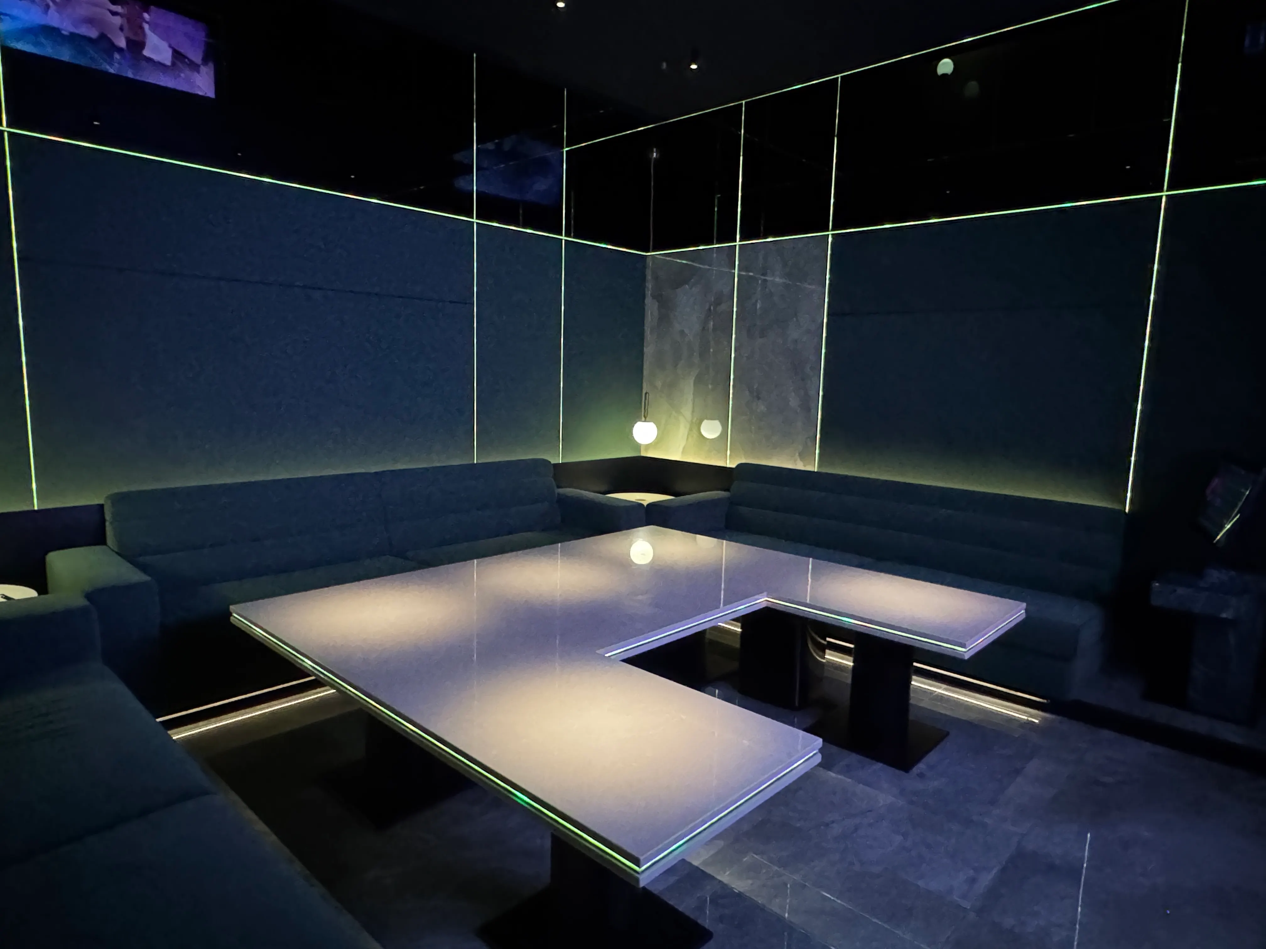 20250812-ONCOR打造3種不同顏色的歡唱房型，此為以綠色為主的包廂。（劉芯衣攝）