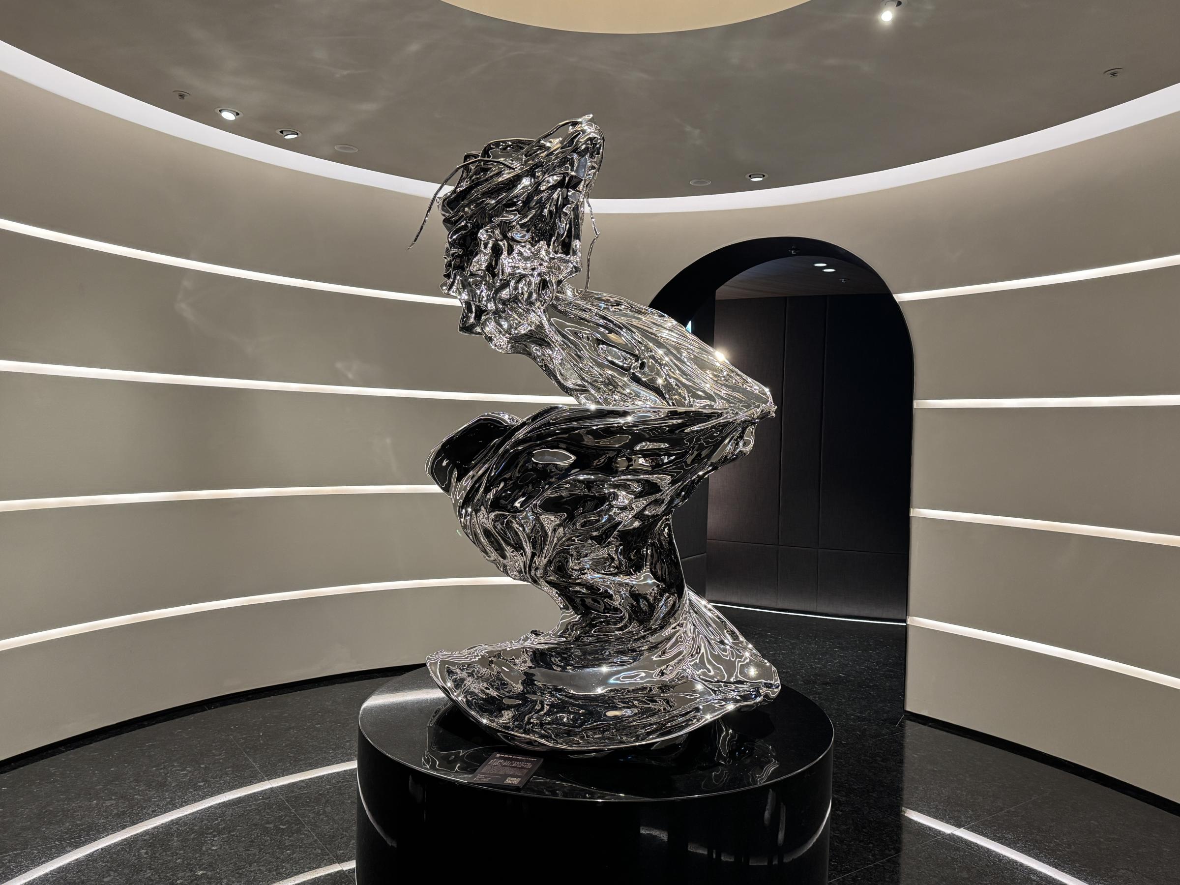 20250812-接待大廳展示蔣友柏特別創作的雕塑《龍騰四海》。（劉芯衣攝）