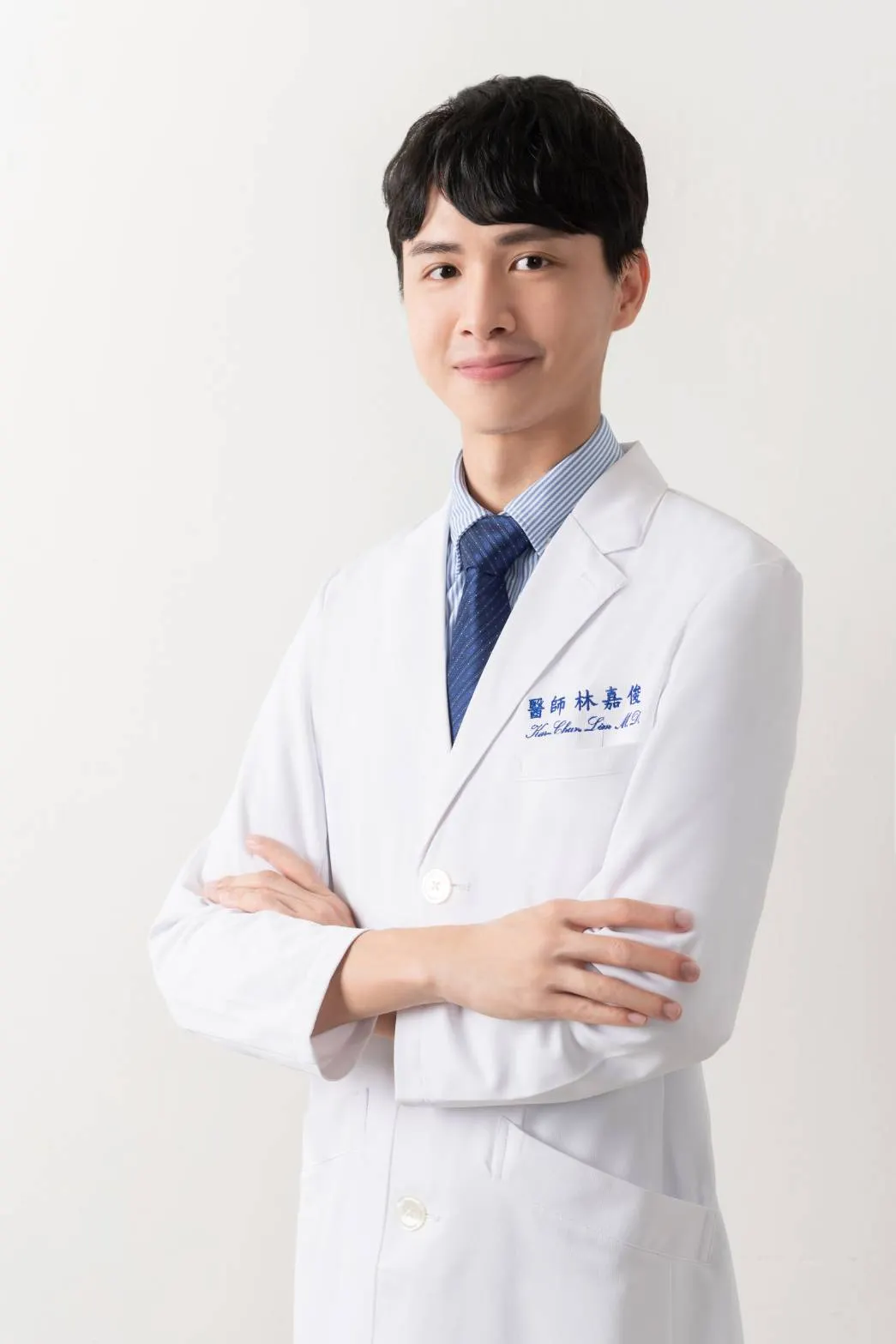 家醫科醫師林嘉俊提醒，地板清潔不只是日常家務，更是防堵病毒入侵的重要關鍵。