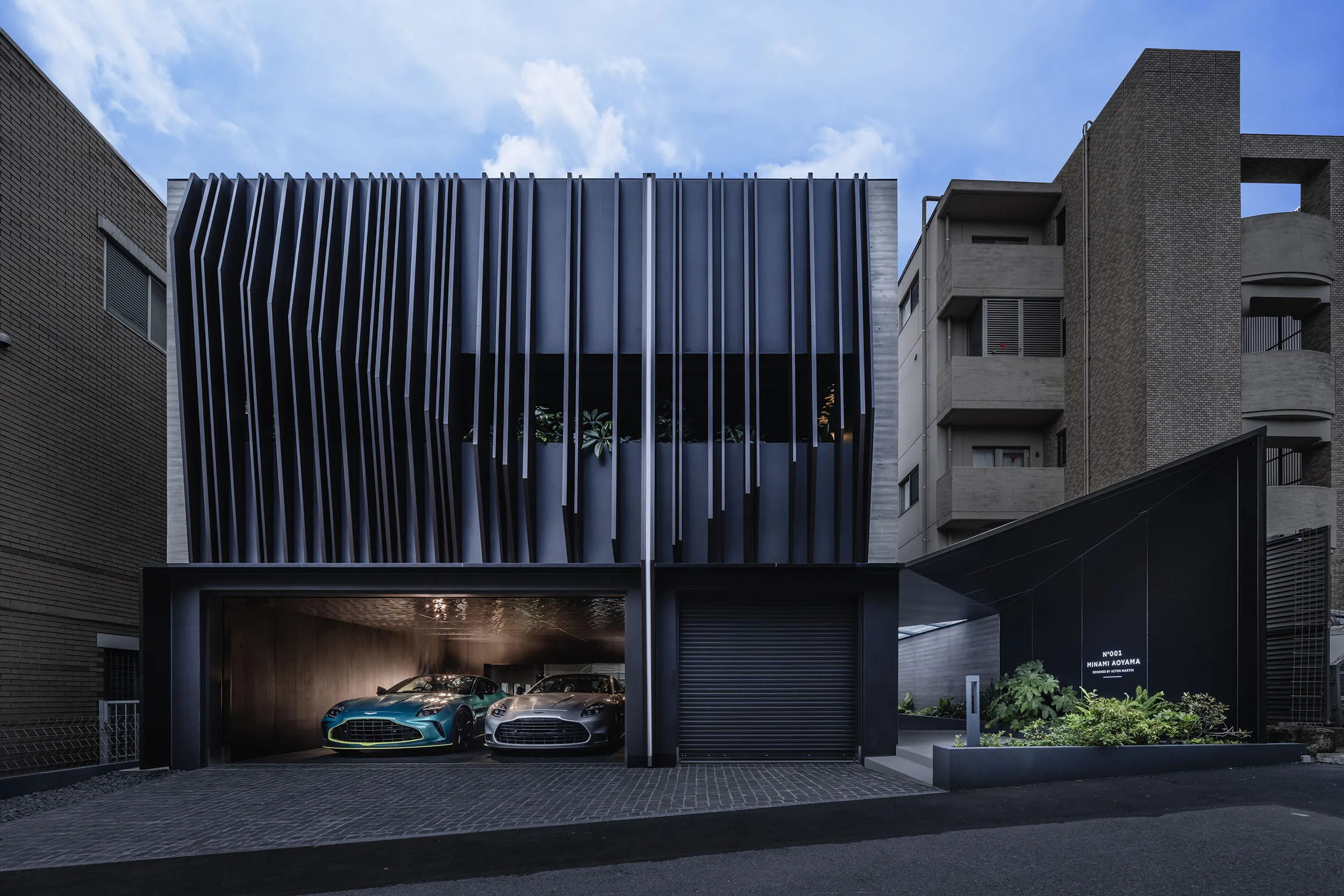 N°001 Minami Aoyama外觀以一系列垂直排列的金屬百葉呈現，當在陽光下閃爍變化，既保有私密性，也帶來充滿動態感的視覺效果。（圖／Aston Martin）