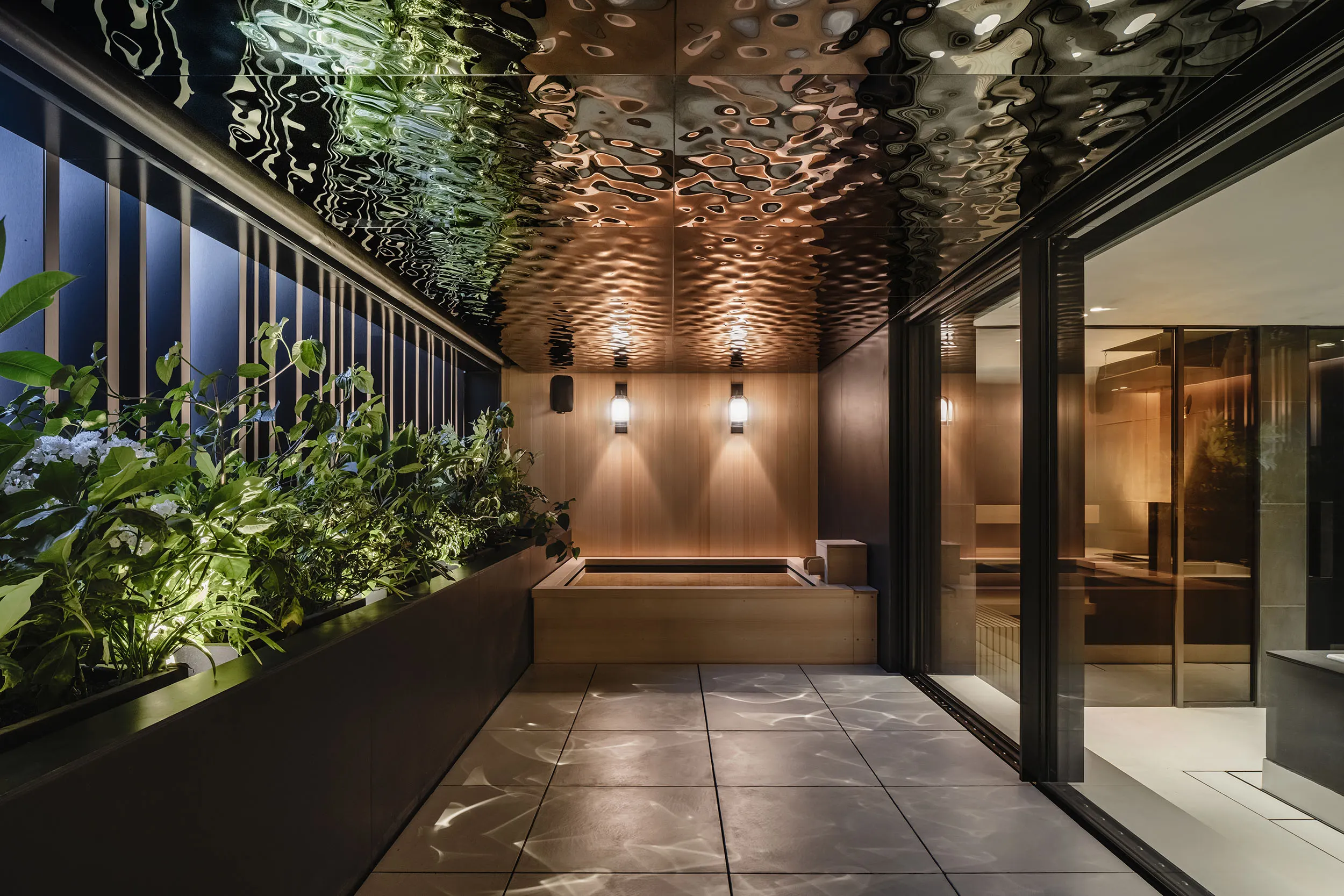 位於一樓的Spa區域，配備檜木桑拿與溫泉浴池，在家打造身心愉悅放鬆的空間。（圖／Aston Martin）