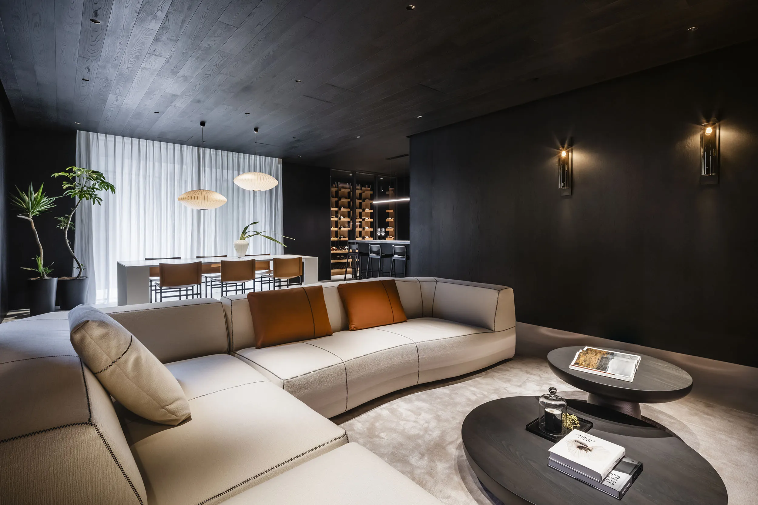 全宅配備頂級的Bowers & Wilkins全域音響系統，媲美品牌旗下跑車的音效品質，在家也能享受身歷其境的聆聽體驗。（圖／Aston Martin）