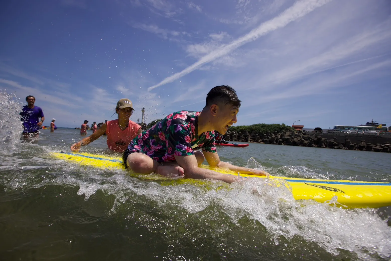 已有多次衝浪經驗的何秉錡(椅人)理事長，覺得現場安排多位水下志工和教練，可以讓輪椅夥伴玩得更安心與開心。(圖/Vast提供)