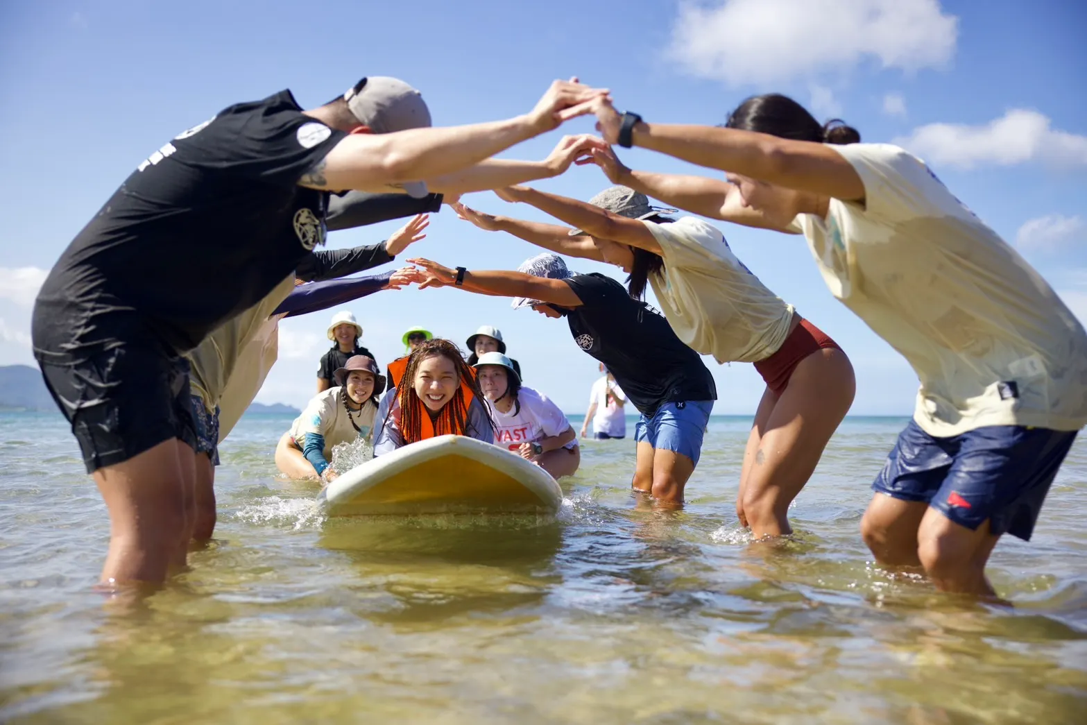 輪椅夥伴洋溢歡笑與感動，讓每一道浪花，都是跨越限制的象徵。(圖/Vast提供)