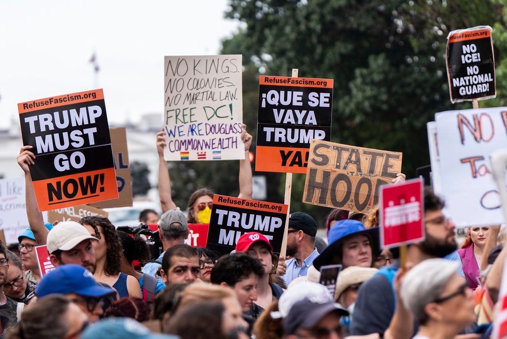 2025年8月11日。反対デモがホワイトハウス前で、トランプ大統領のワシントンDCの連邦化と国民警備隊派遣計画に対して行われました。（AP）
