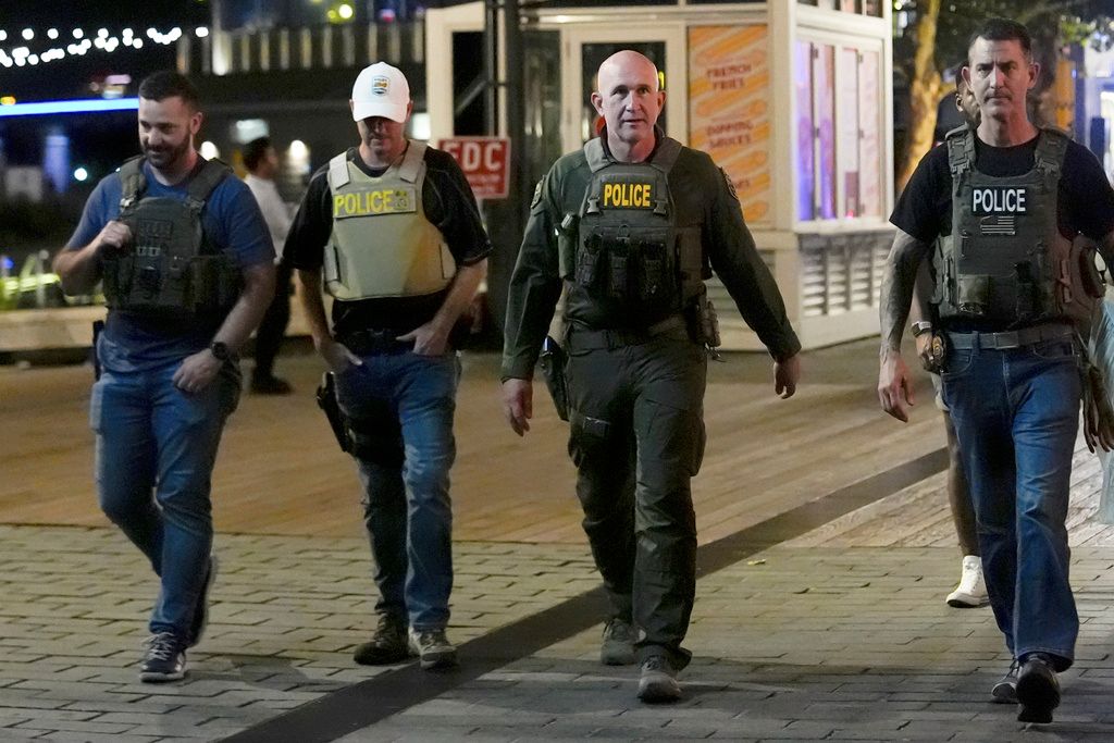 2025年8月11日。聯邦執法人員在華盛頓特區的碼頭巡邏。（AP）