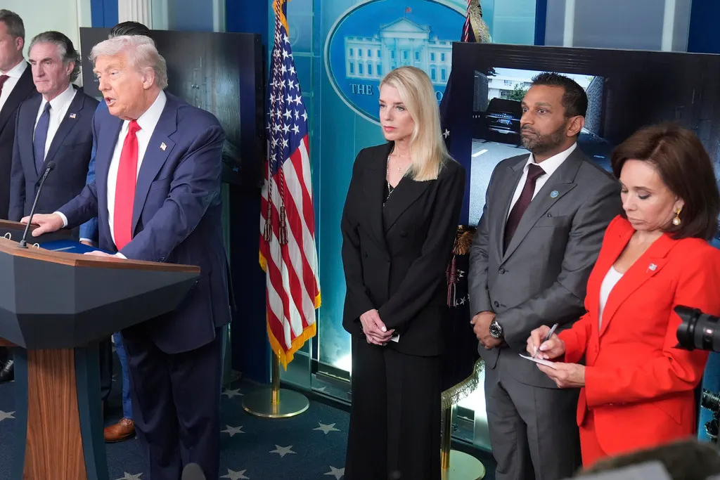 2025年8月11日。記者會上，美國司法部長邦迪（Pam Bondi）和聯邦調查局局長巴特爾（Kash Patel）站在總統川普左側。（AP）