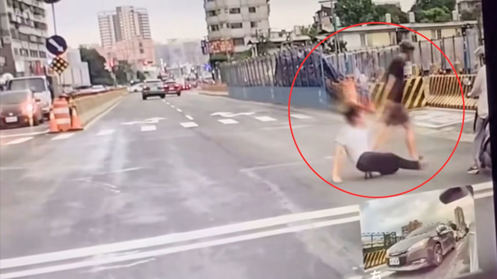 劉男毆打駕駛楊男至昏迷後將其拖至路邊。（圖／翻攝自臉書粉專台灣讚警）