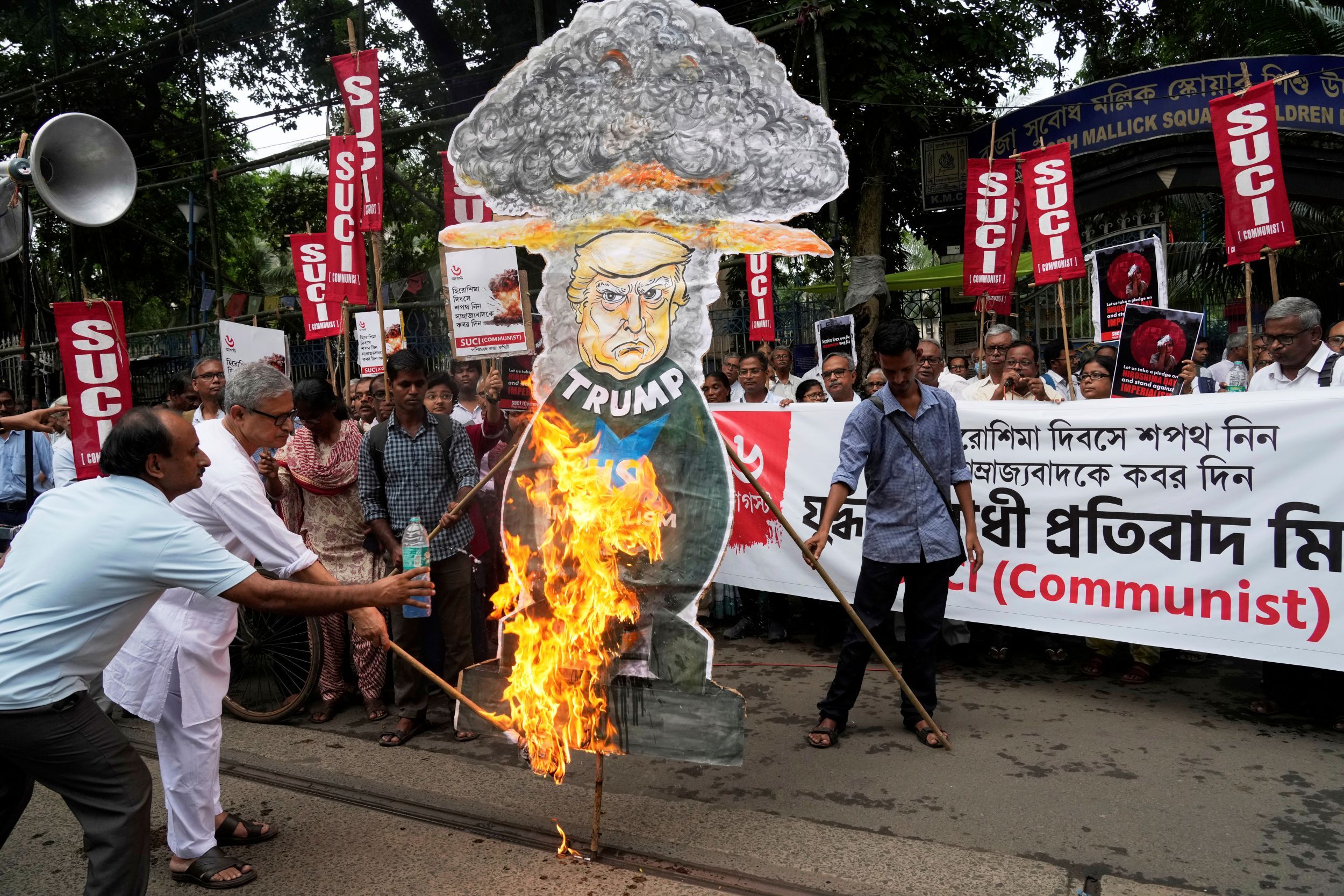 印度左派抗議群眾上街示威，焚燒川普的諷刺海報。（美聯社）
