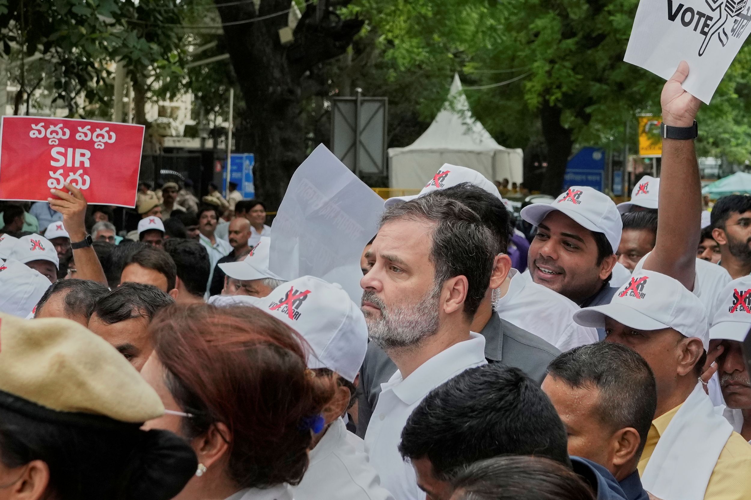 印度國大黨領袖拉胡爾（中）現身街頭抗議群眾。（美聯社）