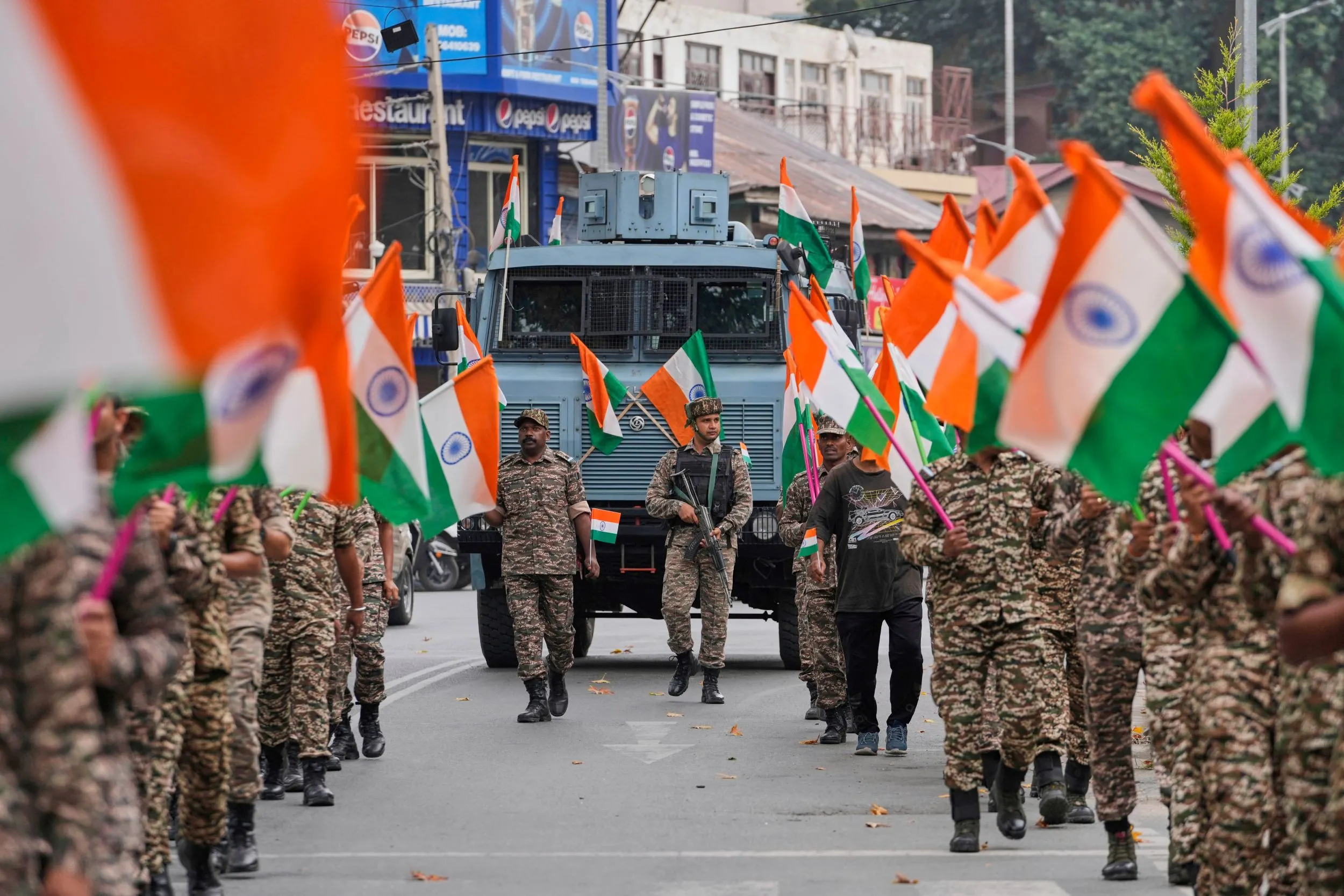 インド陸軍が国境のカシミール地域で演習を行なっている。（AP）
