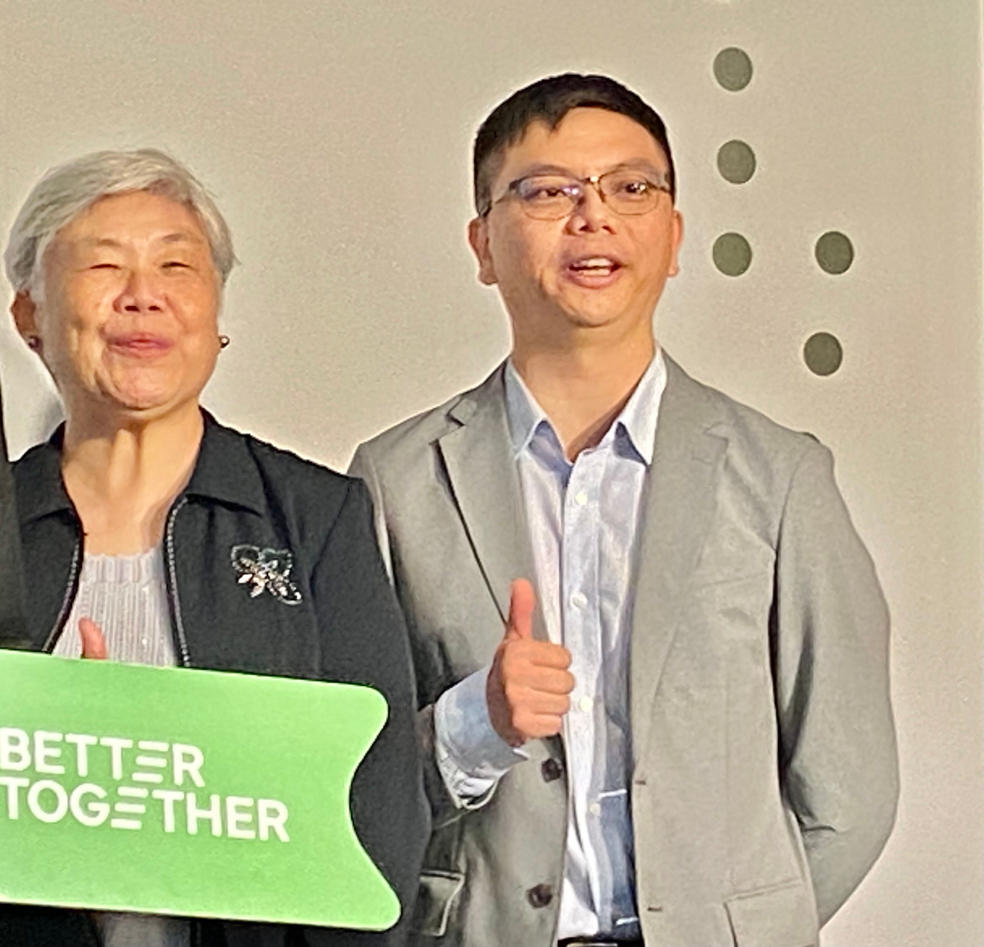 國泰人壽為了接軌IFRS17，2019年延攬疾管署博士後研究員林民浩（右）協助健康險精算預估，後來也負責每年定期發布的國壽保戶健康年報。（陳怡慈攝）