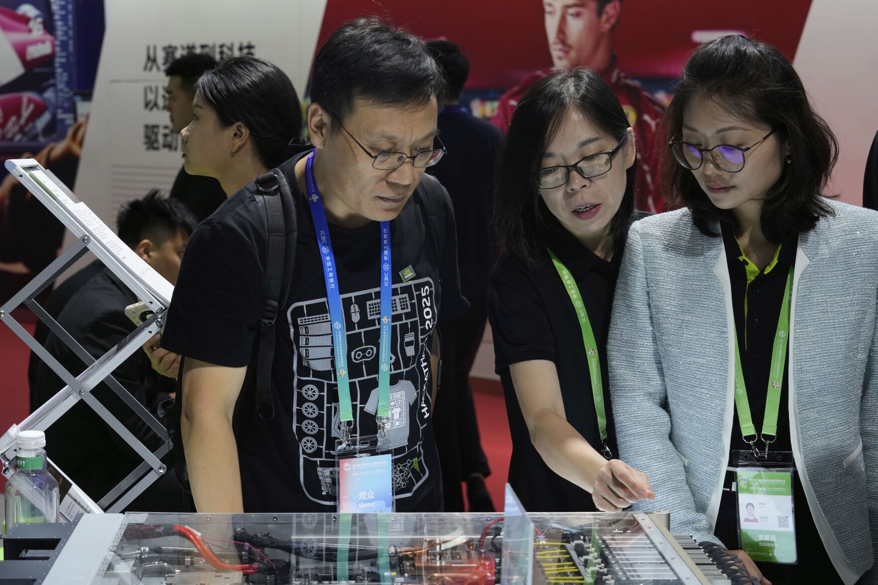 2025年7月18日。在中國國際展覽中心舉行的第三屆中國國際供應鏈博覽會上，輝達的一位參展商正在講解 Quantum-X800 infiniBand 網路平台。（AP）