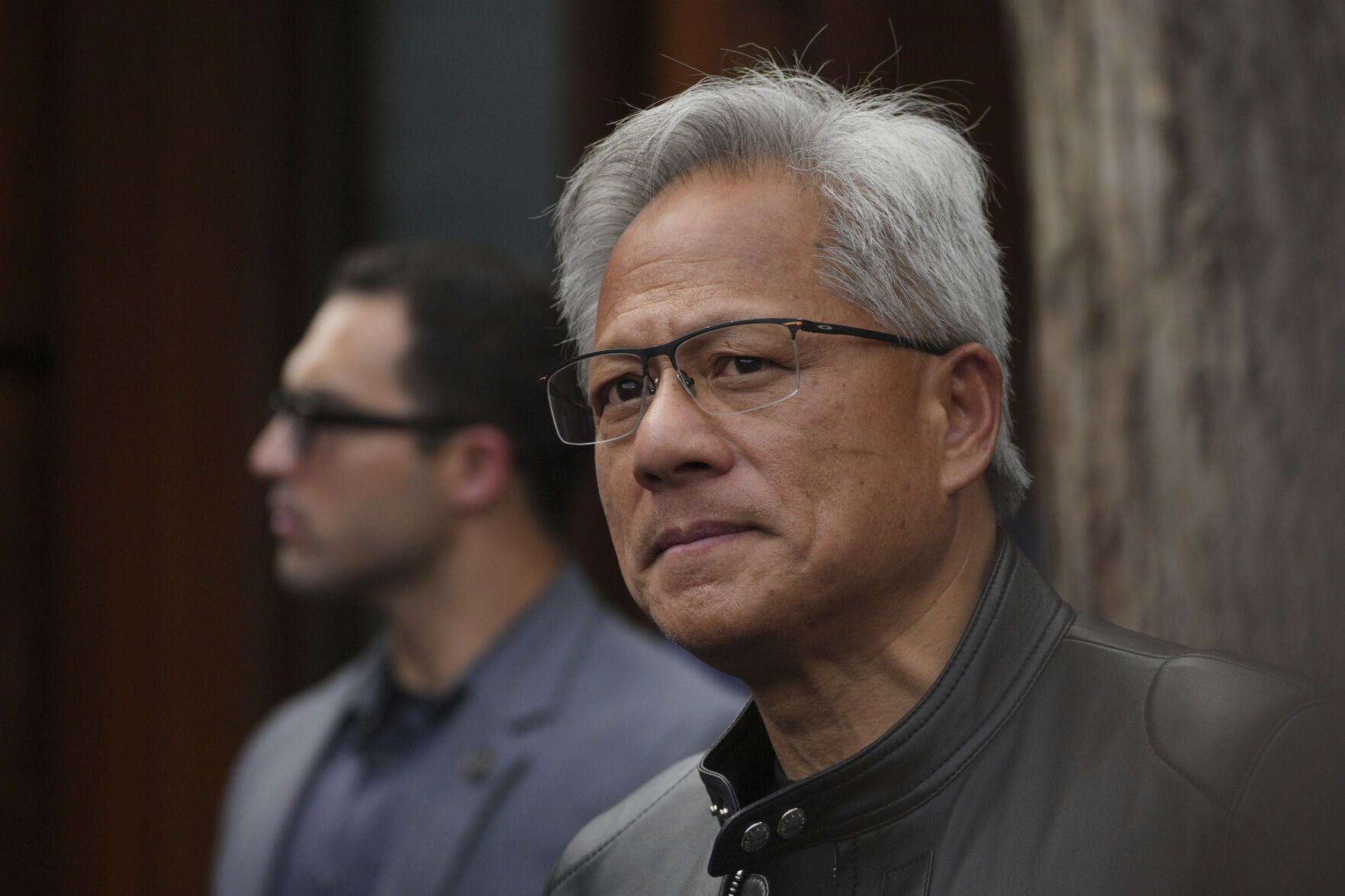 2025年7月16日。在北京參加第三屆中國國際供應鏈博覽會後，輝達執行長黃仁勳在文華東方酒店前舉行的記者會上發言。（AP）