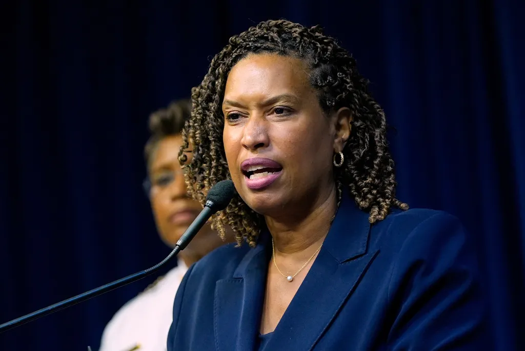 2025年8月11日。華府市長鮑賽（Muriel Bowser）在記者會上就美國總統川普（Donald Trummp）將華府警察置於聯邦控制之下並在華府部署國民兵的計劃發表評論。（AP）