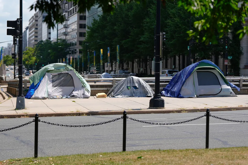 2025年8月11日。喬治華盛頓大學（George Washington University）附近人行道上的帳篷。（AP）