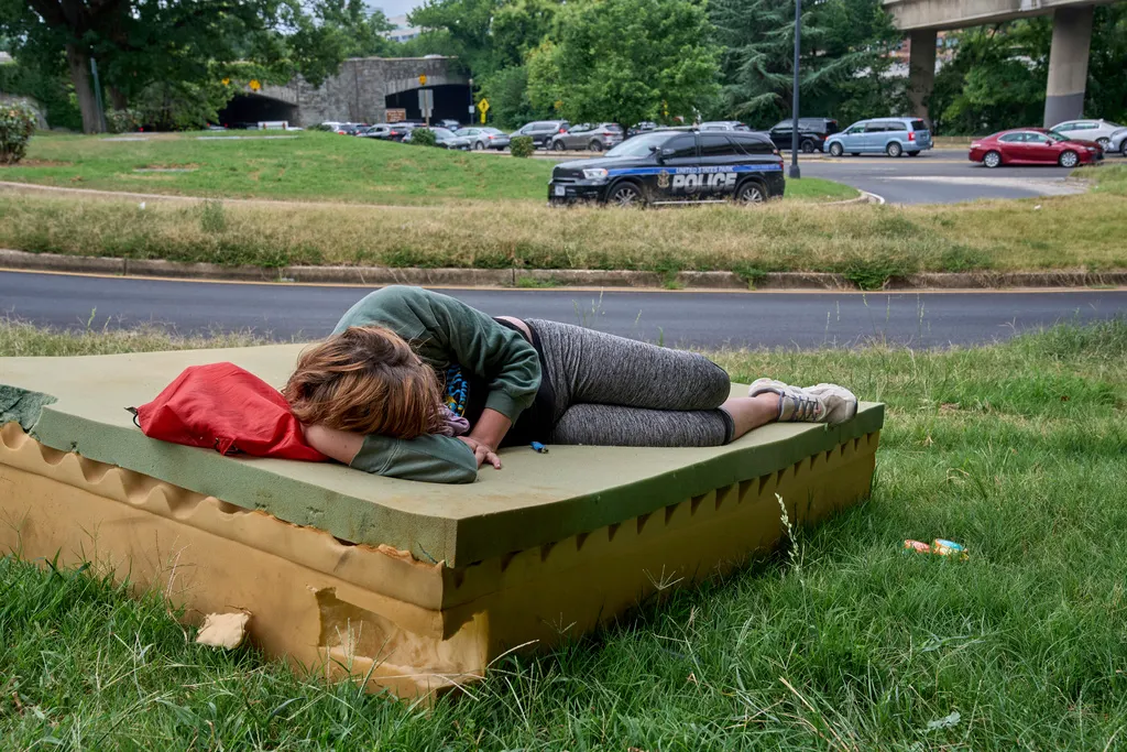 2025年8月13日。在華府西北部的甘迺迪中心附近，28歲的遊民Stephanie W.躺在床墊上。（AP）