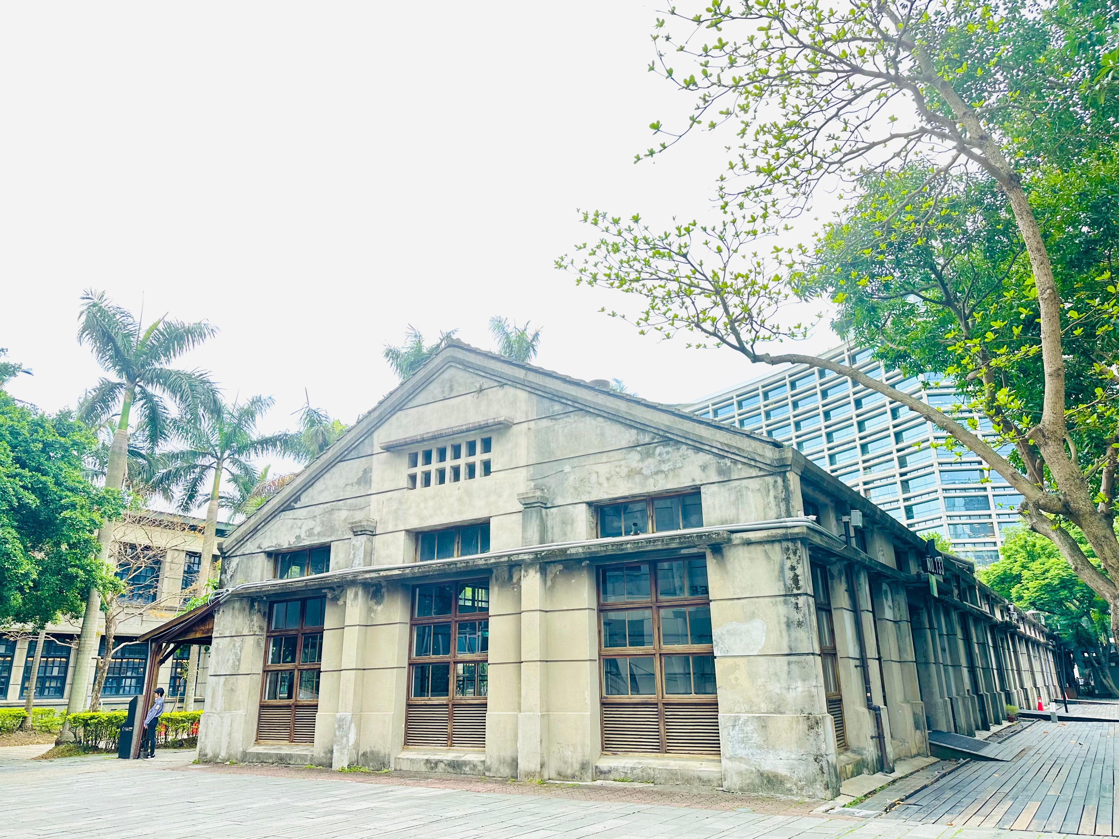 松山文創園區前身為「臺灣菸酒公賣局松山菸廠」，於2001年被列為市定古蹟，園區有各式各樣的室內外空間及特色市集，因其建築特殊風貌常吸引遊客前往。圖/風傳媒拍攝