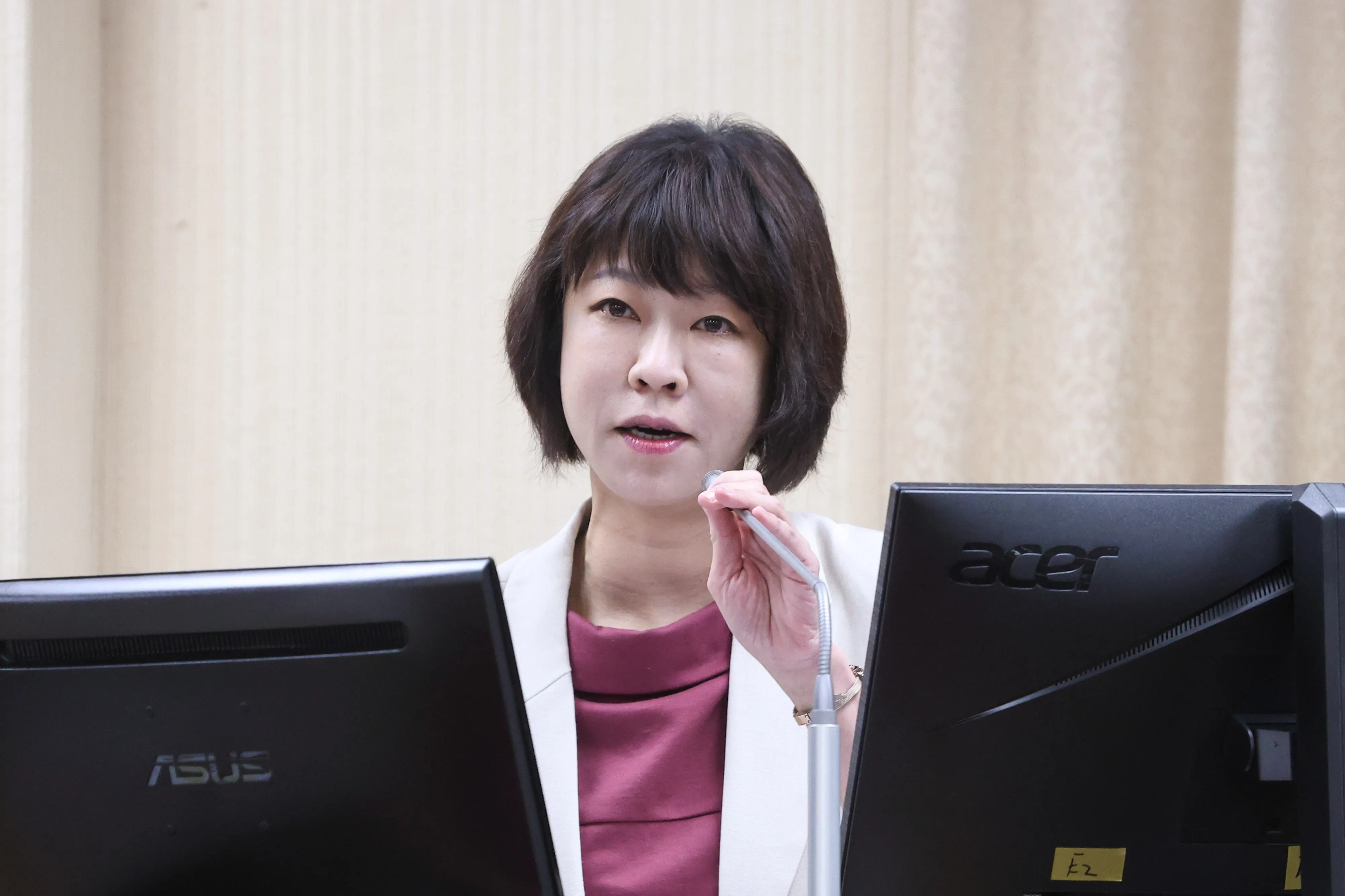 20250814-行政院經貿談判辦公室副總談判代表顏慧欣14日於外交國防委員會備詢。(顏麟宇攝)