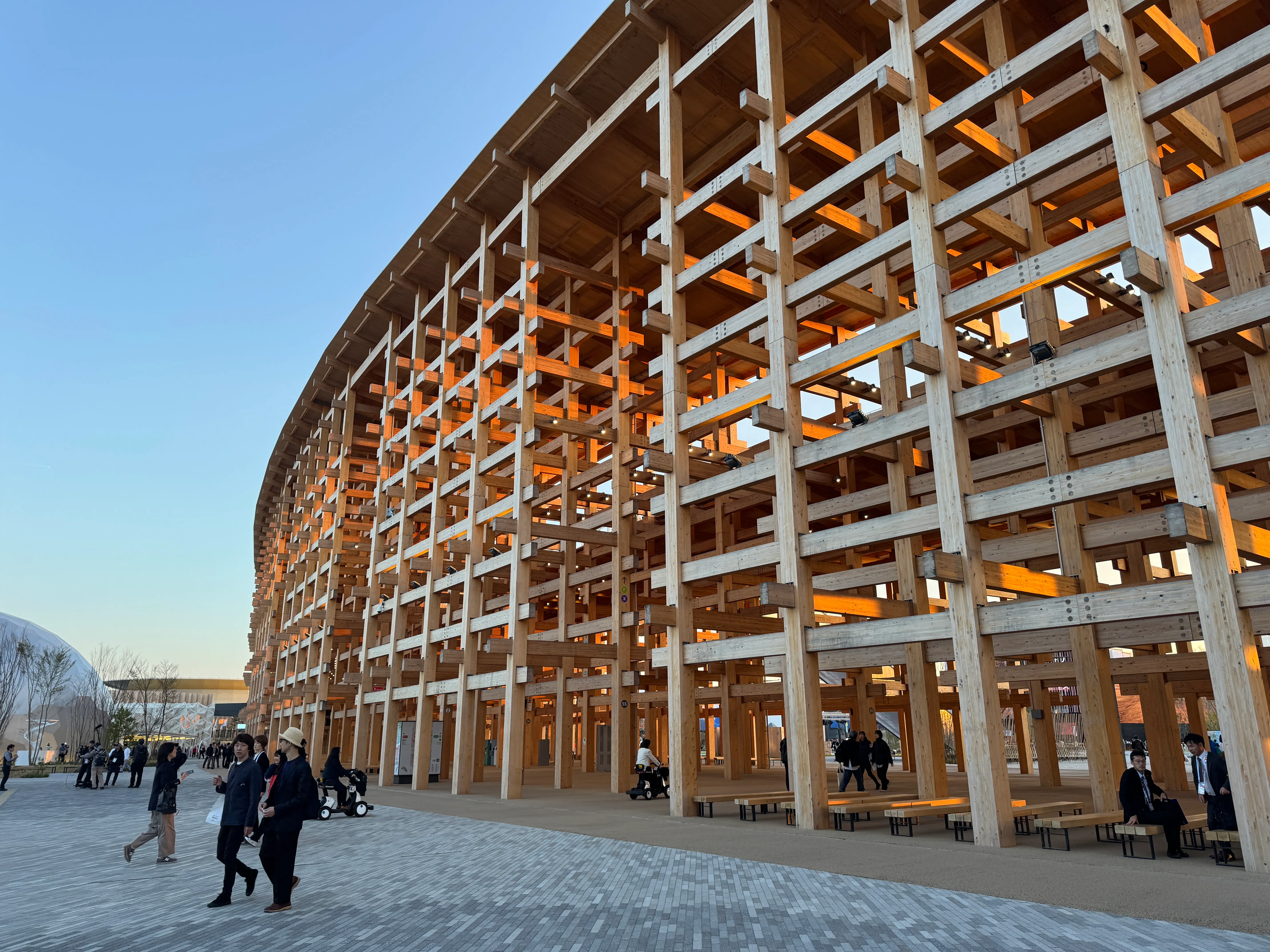 地下鉄運休で万博が“陸の孤島”に。大屋根リング下で一夜を過ごす来場者も、猛暑で33人搬送。(写真/黃信維撮影)