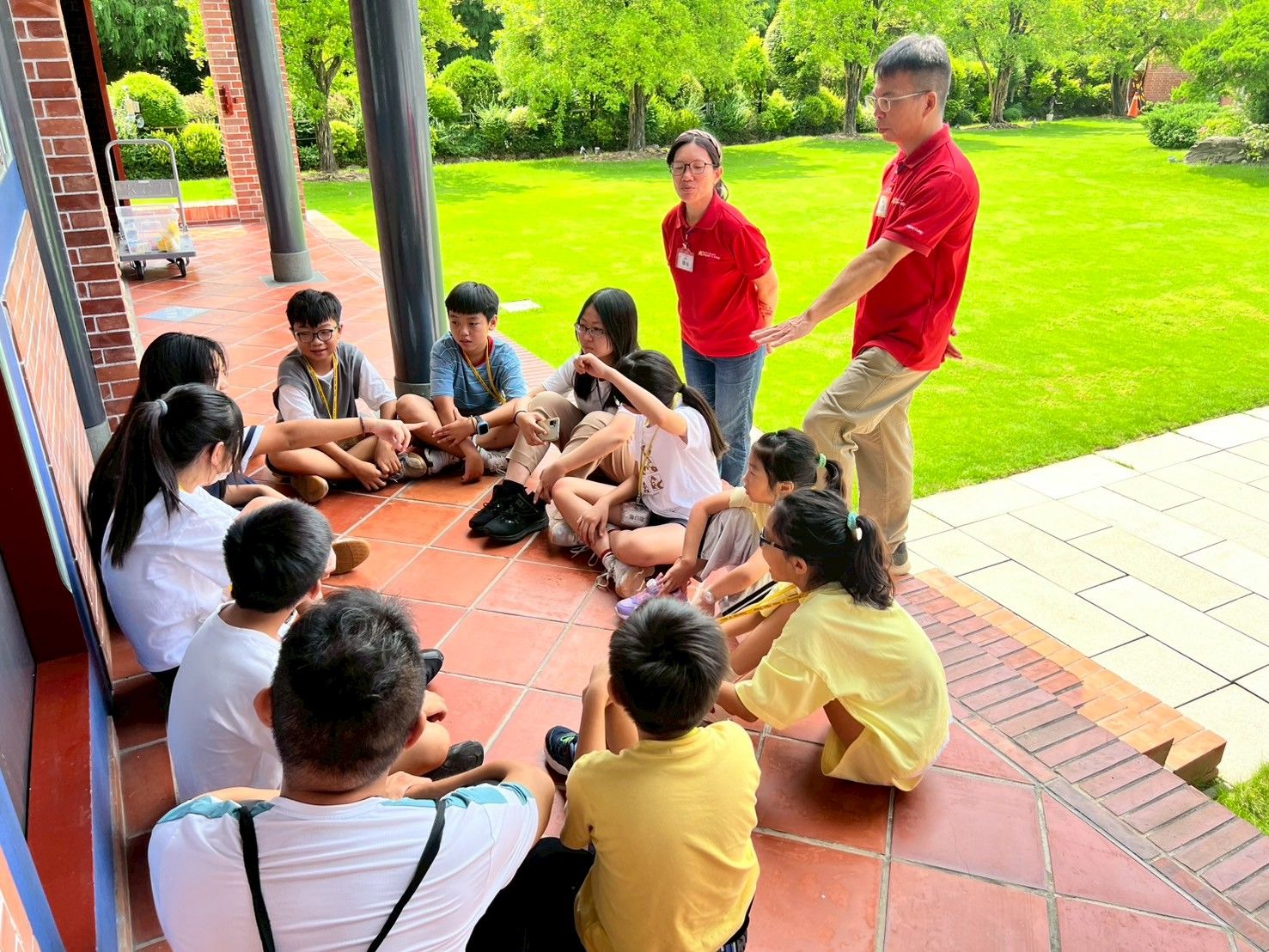 人文夏令營沉浸式情境在成美公堂實地學習(頂新和德文教基金會提供)