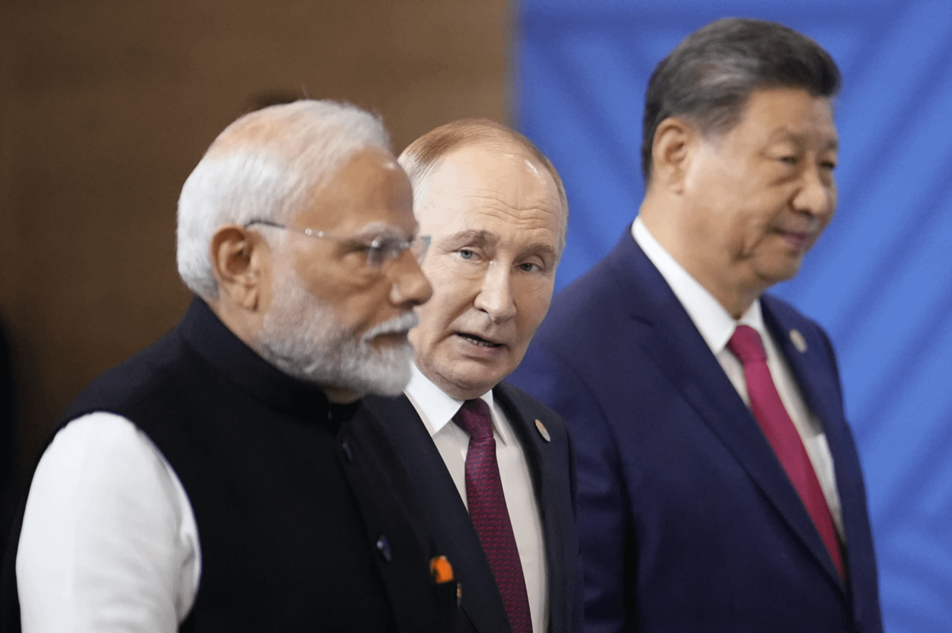 2024年10月23日、インドのモディ首相（左から）、ロシアのプーチン大統領、中国の習近平国家主席がロシアのカザンで開催されたBRICSサミットに出席している。（AP）