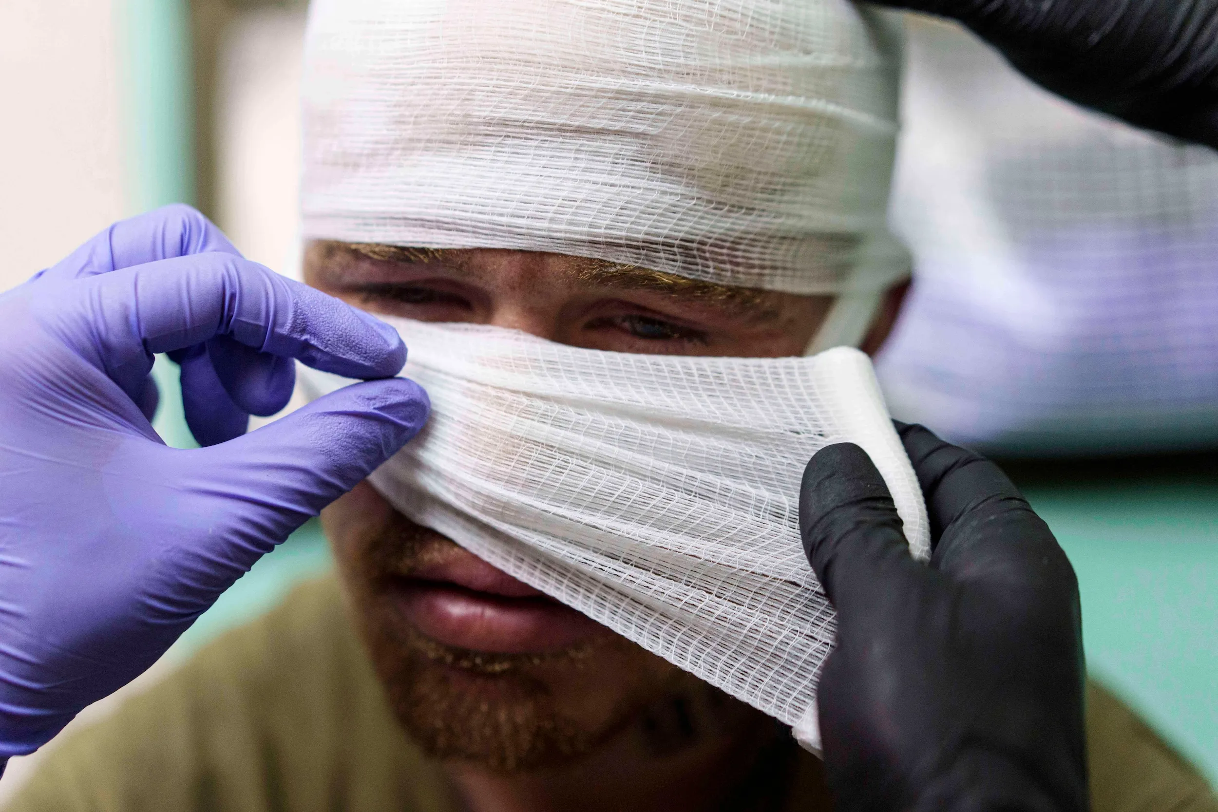 2025年8月10日、一名醫護兵在烏克蘭波克羅夫斯克（Pokrovsk）穩定點（stabilisation point）為受傷戰友治療。（美聯社）