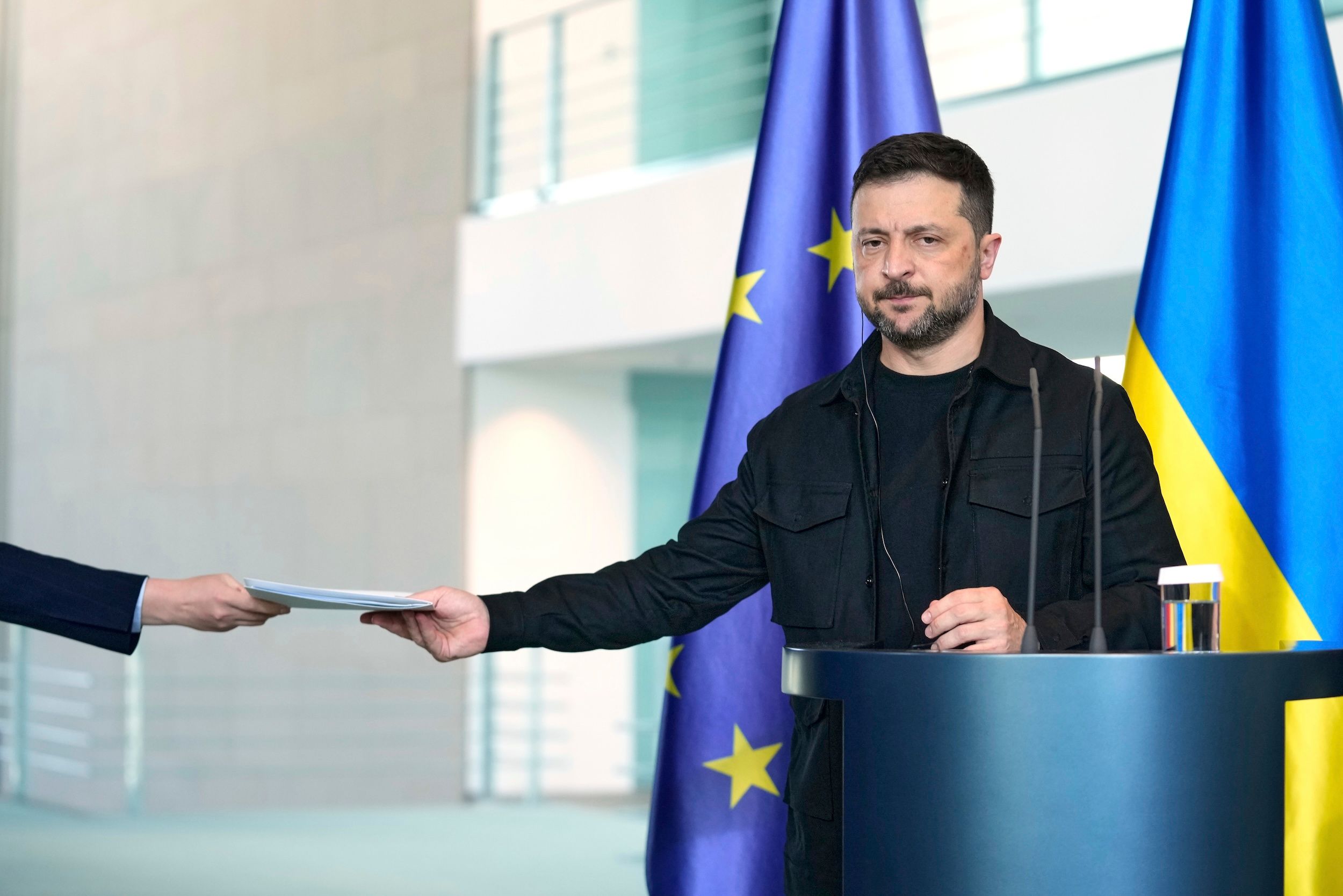 2025年8月13日，烏克蘭總統澤倫斯基在德國柏林與德國總理梅爾茲及歐洲領袖會談後，出席聯合記者會。（美聯社）