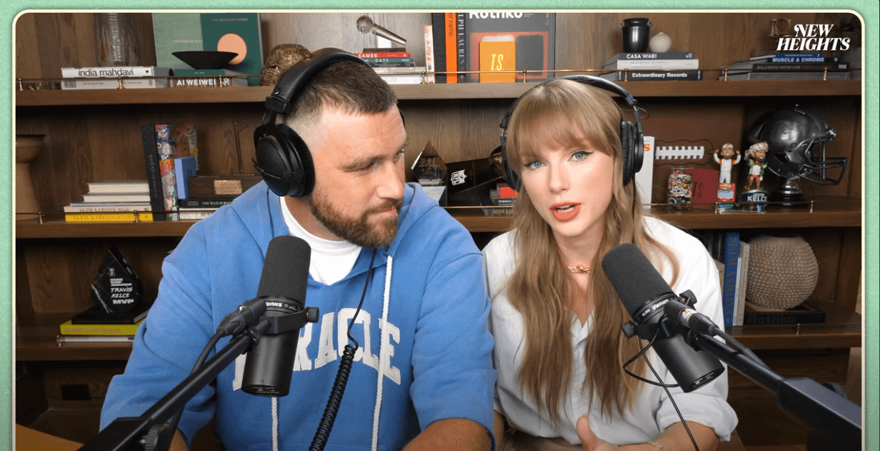 泰勒絲（右）罕見公然與男友凱爾斯放閃，一起上由男友哥哥主持的網路節目。（翻攝自New Heights頻道）