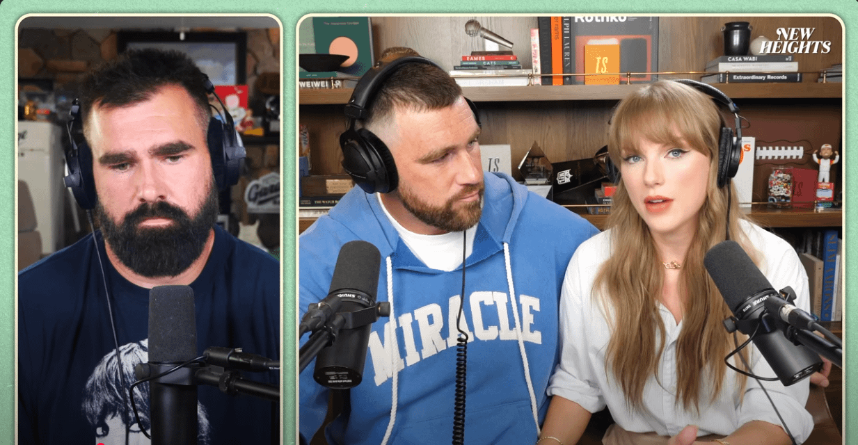 泰勒絲（右）罕見公然與男友凱爾斯（中）放閃，一起上由男友哥哥主持的網路節目。（翻攝自New Heights頻道）