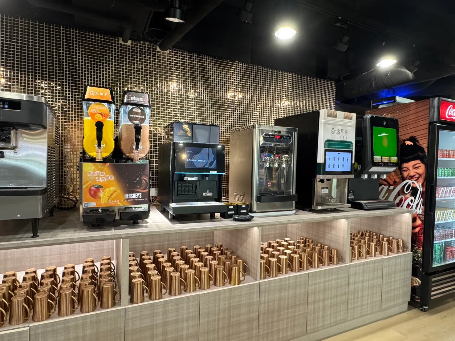 20250814-飲料自助吧除了汽水櫃以外，還有提供大苑子冰沙、路易莎等選擇。（劉芯衣攝）