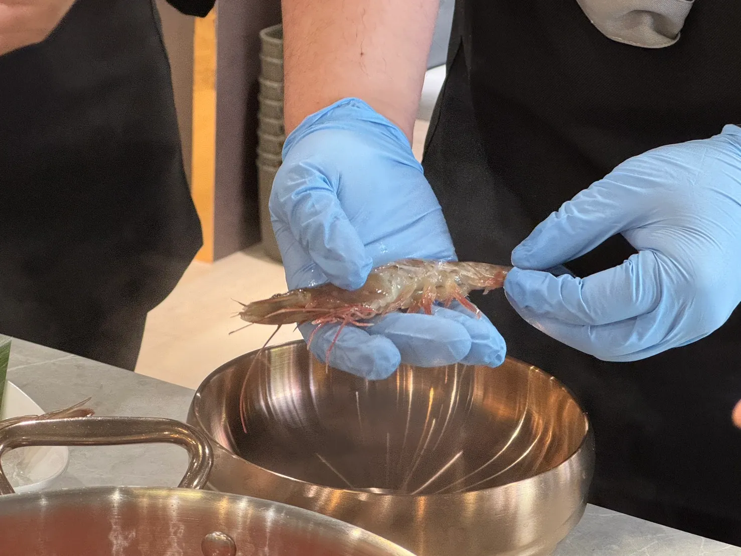 20250814-服務人員會在桌邊協助去殼。（劉芯衣攝）