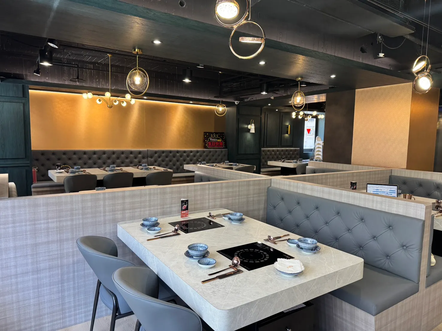 20250814-店內有72席座位，有4人及6人桌。（劉芯衣攝）