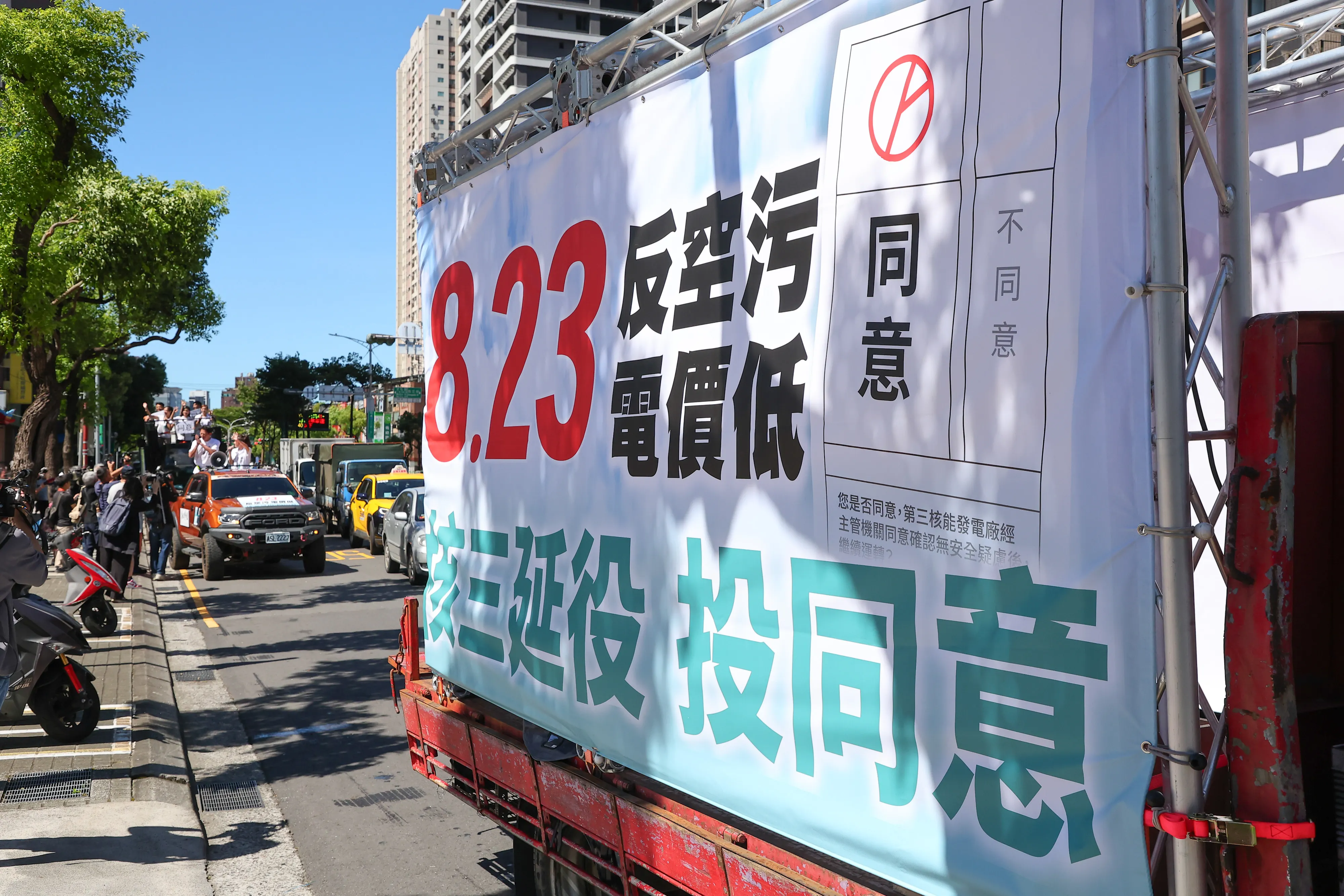 20250815-民眾黨主席黃國昌等人15日出席「公投大車掃」記者會。（顏麟宇攝）