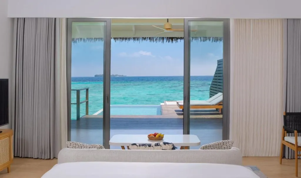 入住Overwater Pool Villa水上泳池屋，起床就可以將馬爾地夫藍進收眼底。（圖／業者提供）